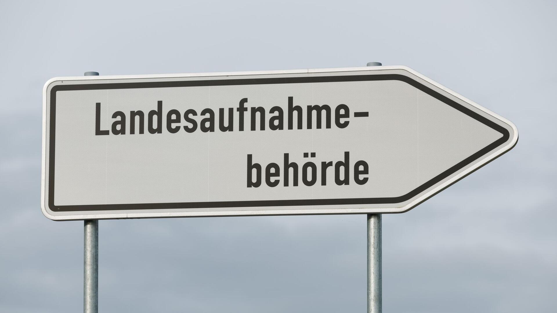 Auf einem Schild steht „Landesaufnahmebehörde“.