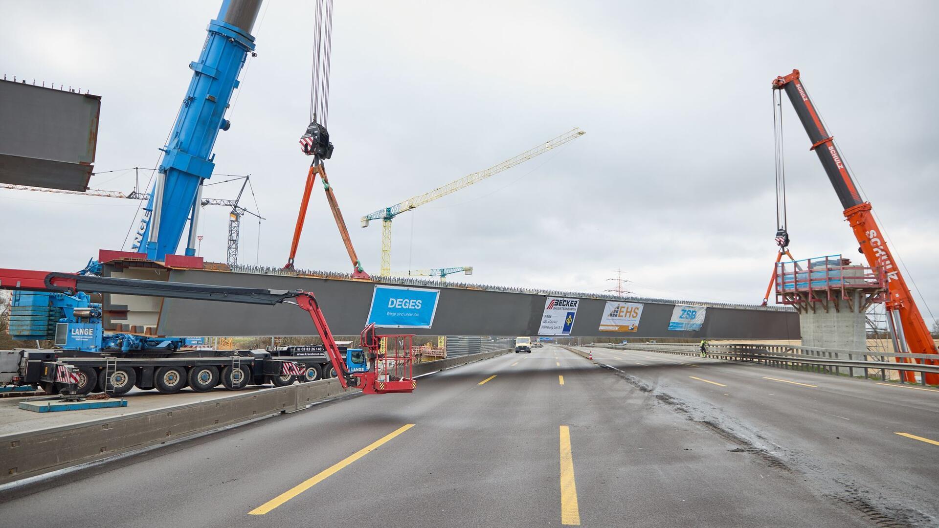 Auf einer Baustelle an der A7 wird ein sogenannter Überflieger eingesetzt.