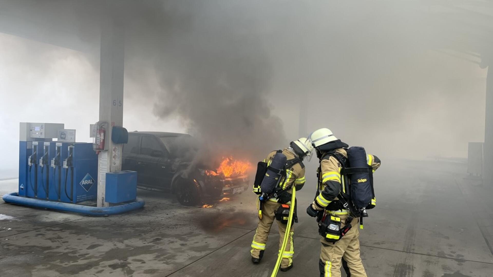 Auf einer Tankstelle in Bremerhaven-Wulsdorf brannte am Sonnabend ein Auto. Die Feuerwehr verhinderte Schlimmeres. 