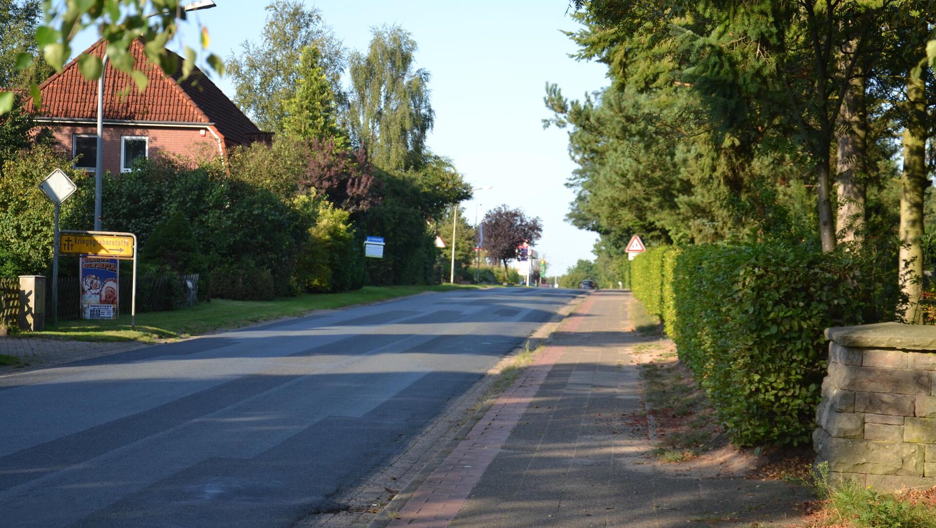 Auf etwa einer Länge von 200 Metern säumt eine Buchenhecke den Friedhof an der Bergstraße in Gyhum.