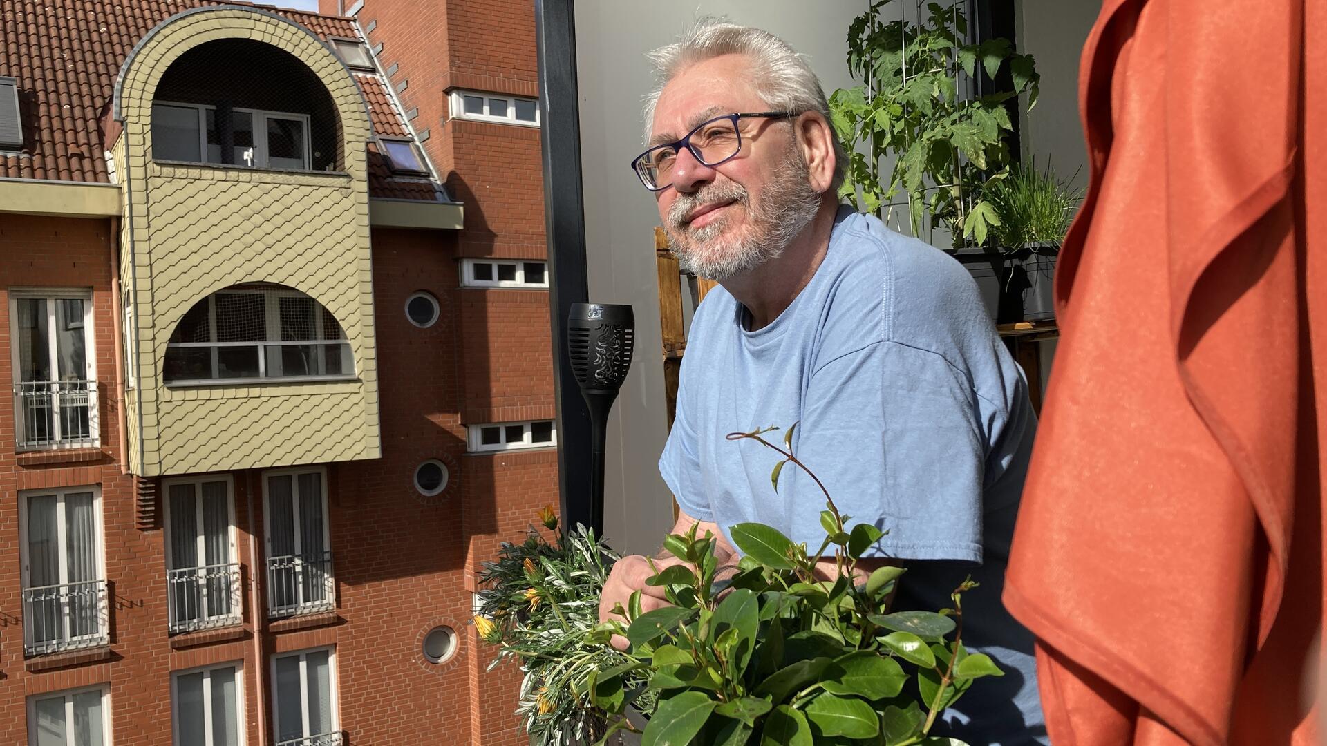 Andreas Friedrich steht auf seinem Balkon in Bremerhaven.