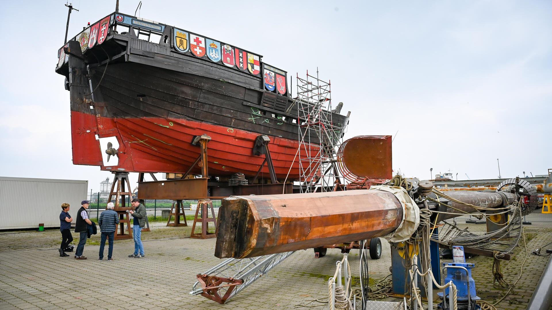 Aufgebockt steht die Kogge im Fischereihafen und wartet auf ihre Reparatur. 