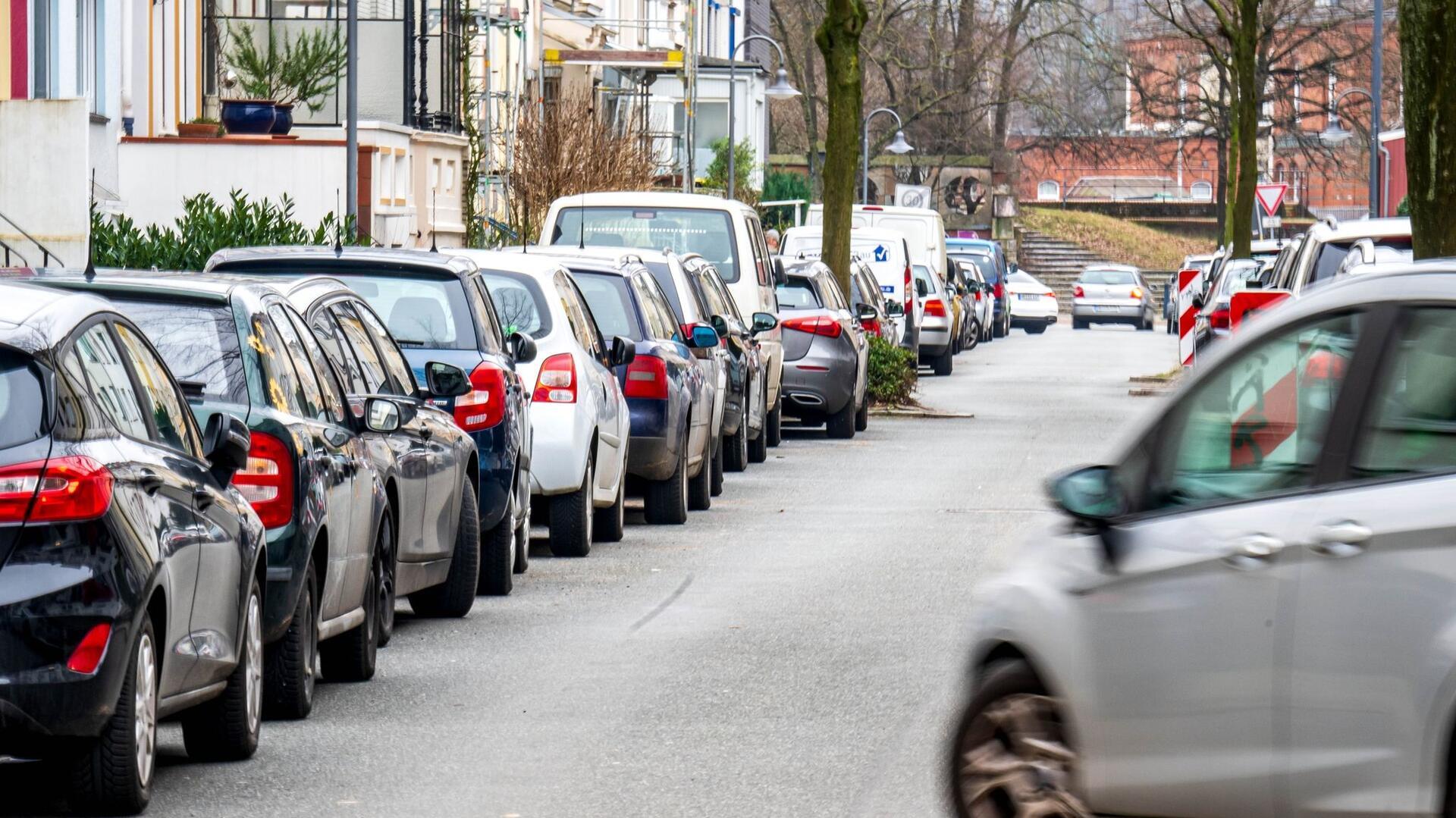 Parkende Autos in einer engen Straße. Aufgesetztes Parken ist verboten.