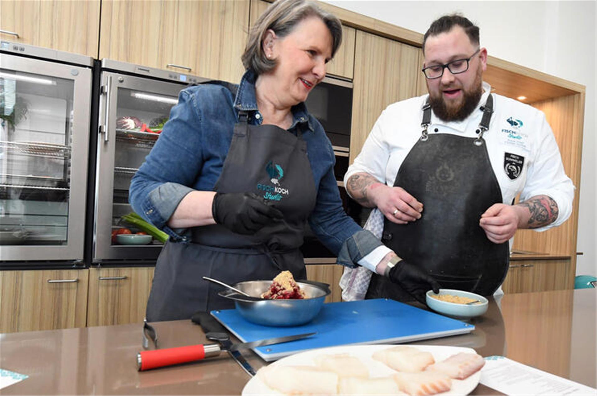 Auftakt zur Fischparty: Petra Neykov, Chefin der Fischereihafenbetriebsgesellschaft, beweist ihr Talent in der Fischküche des Fischkochstudios. Am Wochenende kann jeder mal reinschauen.