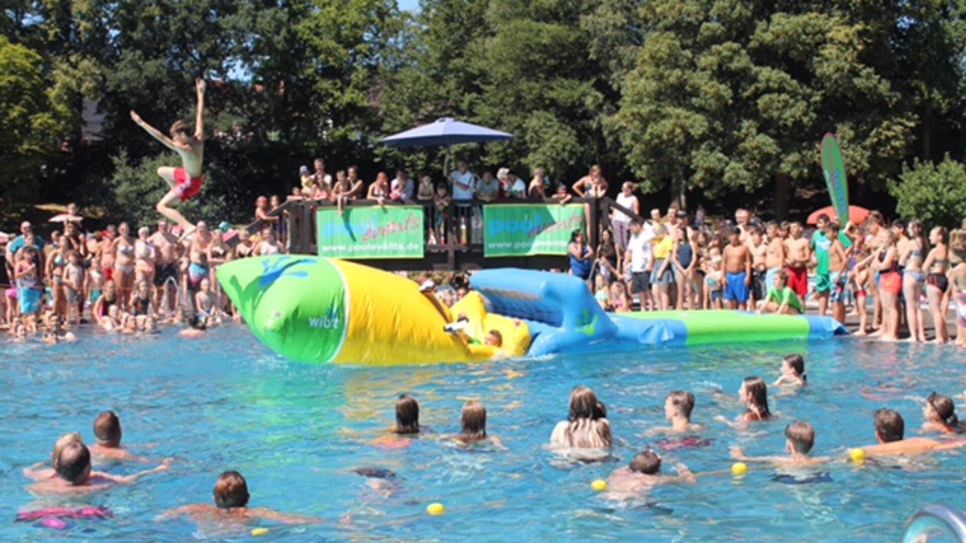 Aus Anlass des 60-jährigen Jubiläums findet eine Poolparty im Gnarrenburger Waldbad statt.