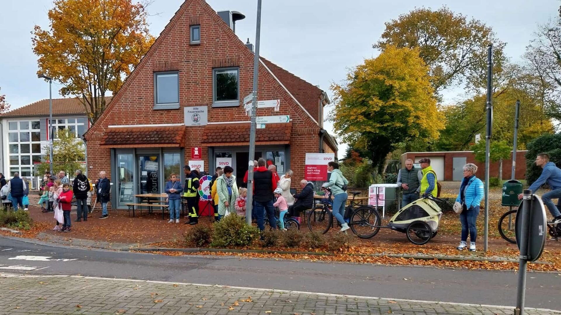 Aus Anlass des Herbstmarktes hat der Gnarrenburger Sozialverband zum Tag der offenen Tür geladen - organisiert von Helmut und Christa Neufeld, Lutz Logemann und Karin Schröder-Logemann. Die Kinder haben das Glücksrad gedreht und sich über kleine Geschenke gefreut und so die Wartezeit überbrückt. "Mit den Eltern oder älteren Besuchern kam man bei Kaffee, Keksen Tee ins Gespräch und konnte Infos über den SoVD mitgeben", freut sich Vorsitzende Karin Schröder-Logemann. Überall im Ort sah man die Kids oder Eltern mit roten Stofftaschen laufen - gefüllt mit Infos und gesammelten Bonbons.