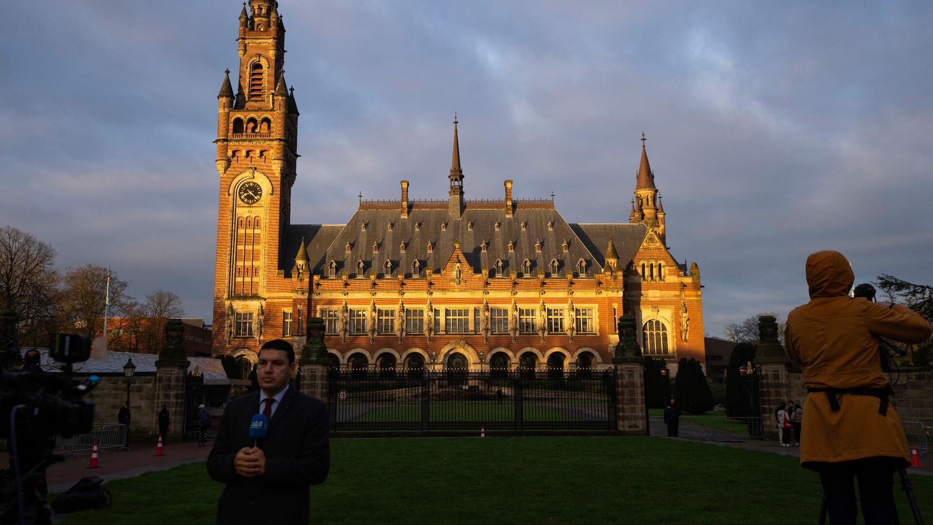 Aus den Niederlanden in die ganze Welt: Journalisten berichten vor dem Friedenspalast in Den Haag, in dem das oberste Gericht der Vereinten Nationen untergebracht ist. Dort findet derzeit eine Anhörung zu Israels Vorgehen in den besetzten palästinensischen Gebieten statt.