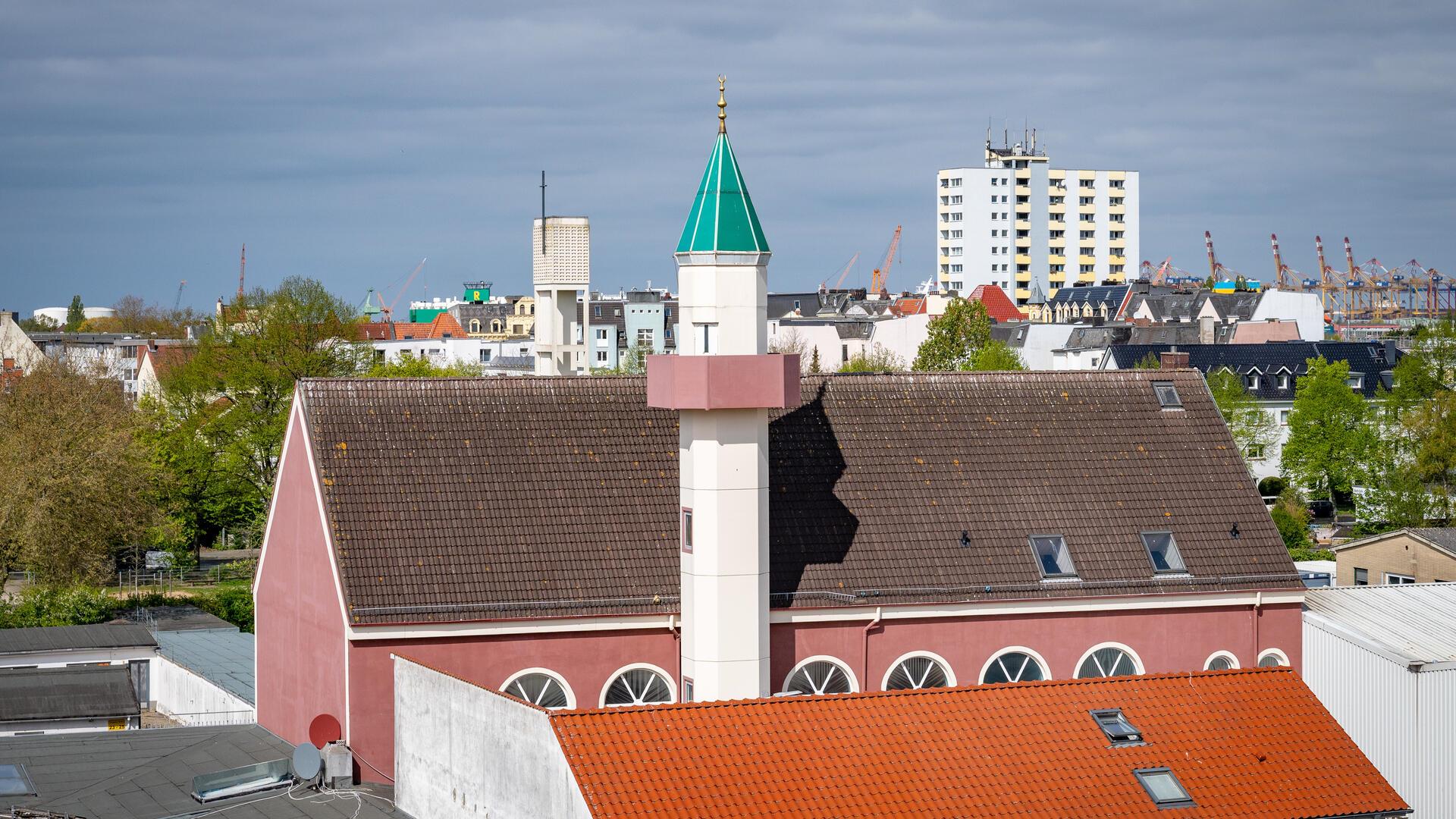 Eine Minarette mit grünem Kuppel. 