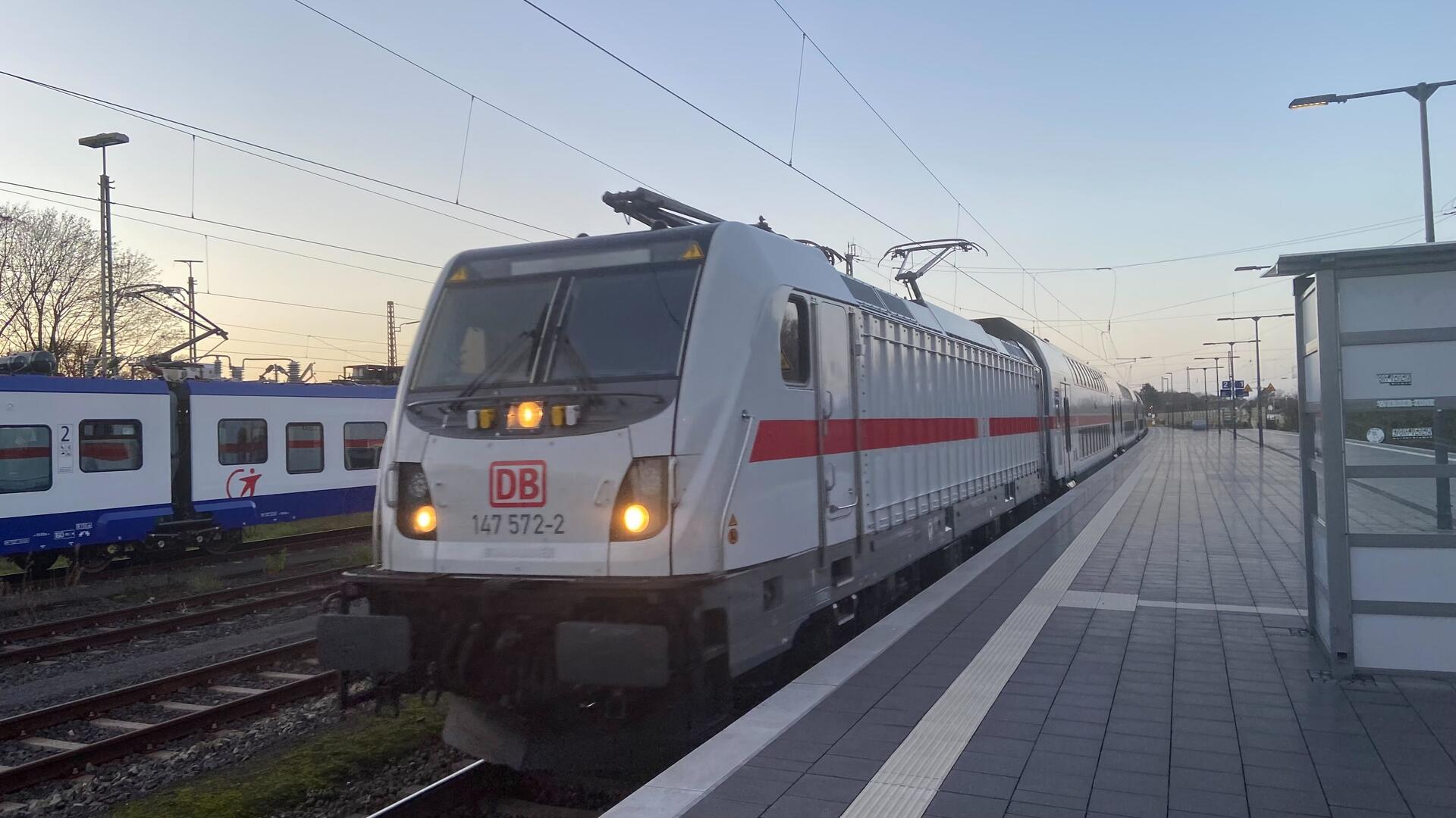 Zug am Bahnsteig