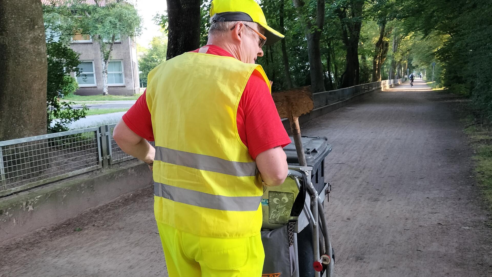 Ausgerüstet mit Mülltonne, Schaufel, Greifzange und Sammeleimer geht es los zur Müllsammelaktion in Geestemünde.