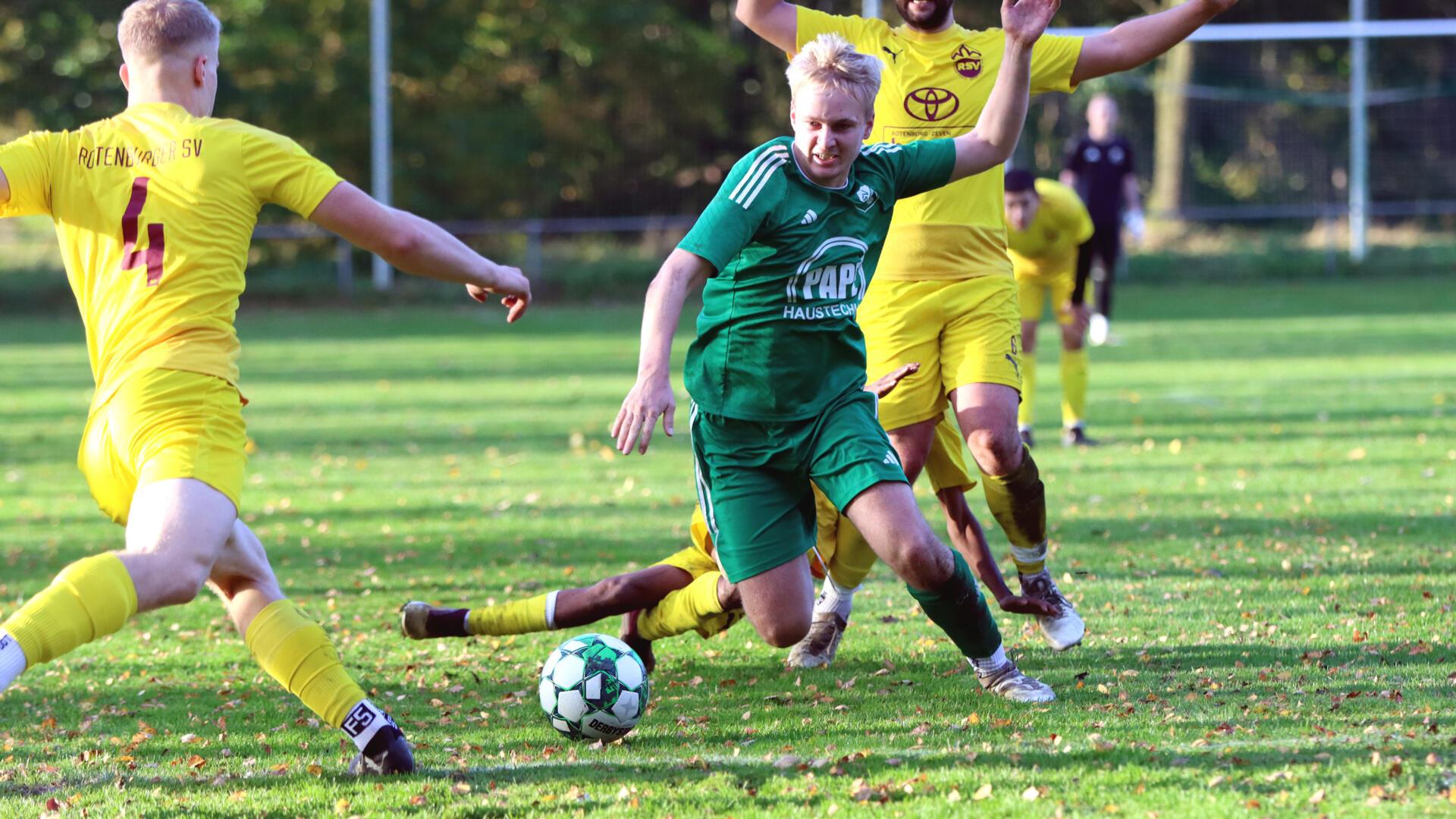 Außenbahnspieler Lasse Holsten sorgte für Druck, wurde immer wieder, wie hier durch Sercan Durmaz und Jonas Jungert, konsequent gestellt.