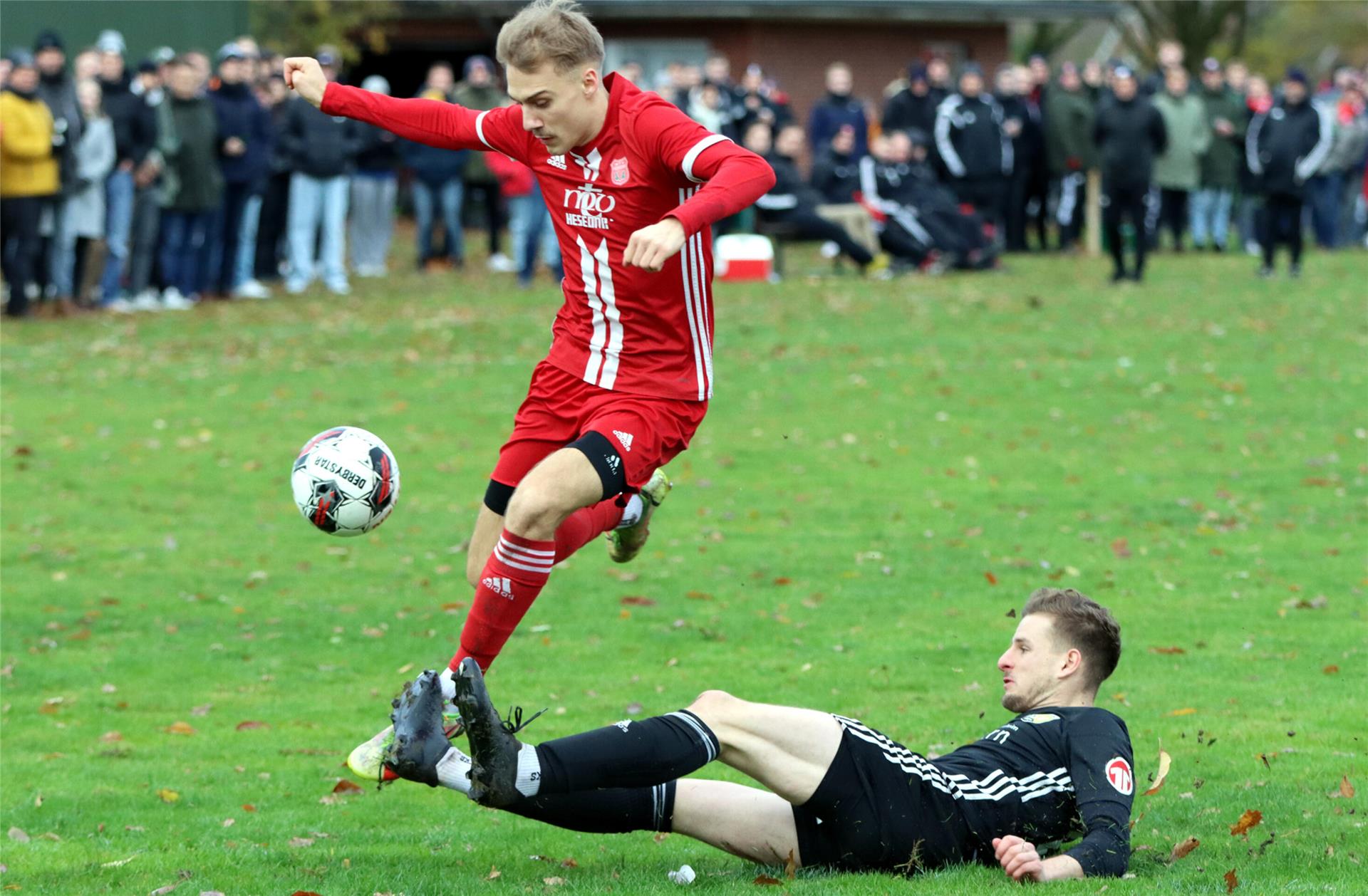 Außenbahnspieler Matheo Schulz, hier gegen Jeremy Schramm, ist nach seiner Verletzung zurück im Team und tut der Offensive gut.