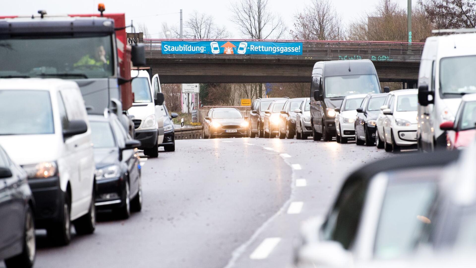 Autos stehen nach einem Unfall auf dem Messeschnellweg im Stau und bilden eine Rettungsgasse.