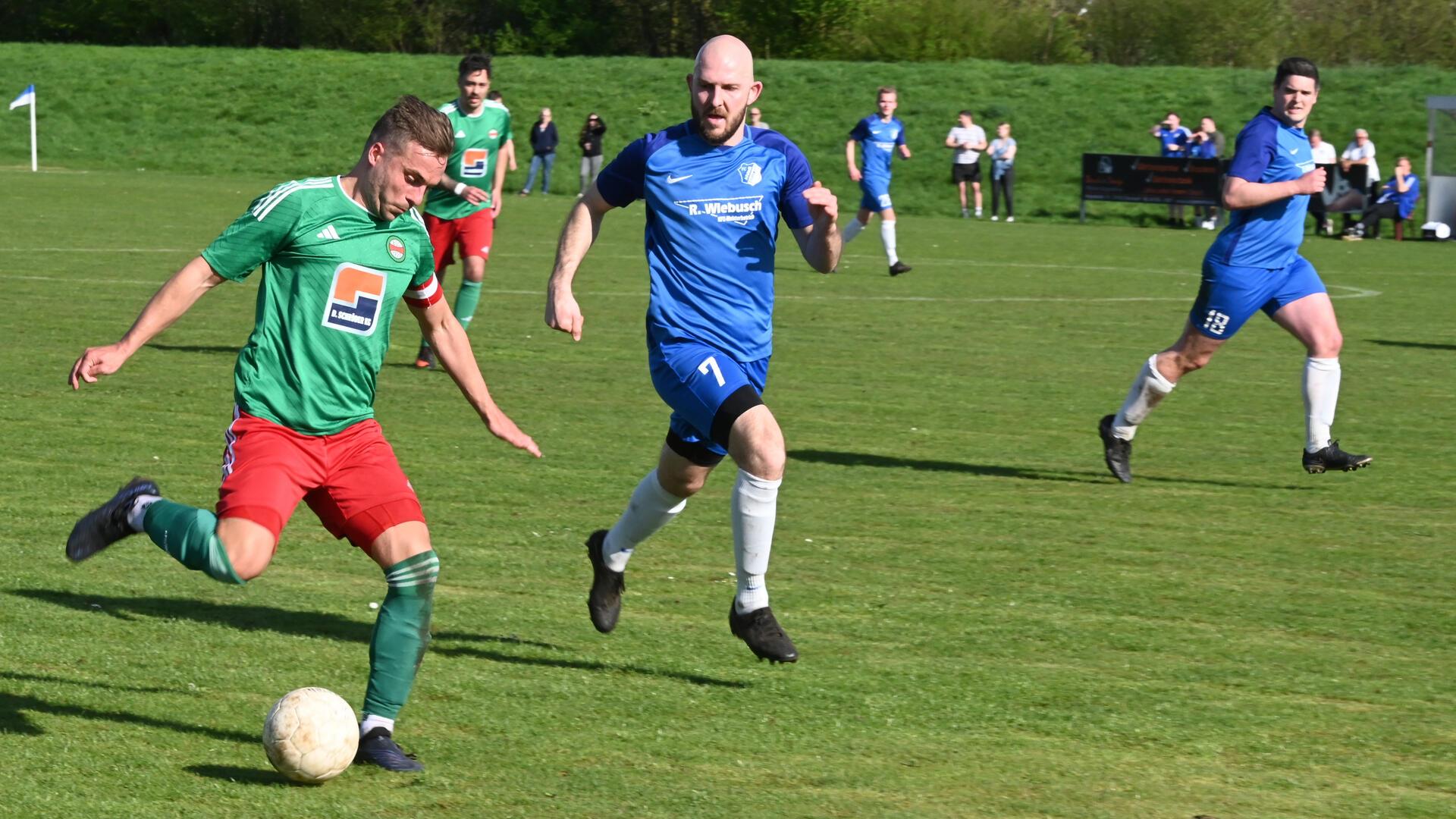 BSC-Kapitän Pascal Steingröver - hier gegen Jonas Lange - bereitete das 4:1 von Goalgetter Toni Fahrner vor.