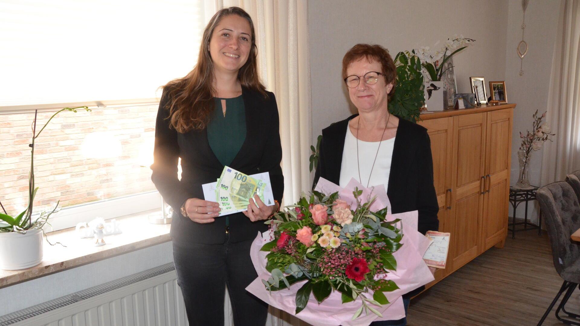 BZ-Geschäftsführerin Theresa Borgardt hat gestern 500 Euro und einen Blumenstrauß an Rita Scheidweiler (rechts) überreicht. Die Nieder Ochtenhausenerin ist die Gewinnerin des BZ-Weihnachtspreisausschreibens.