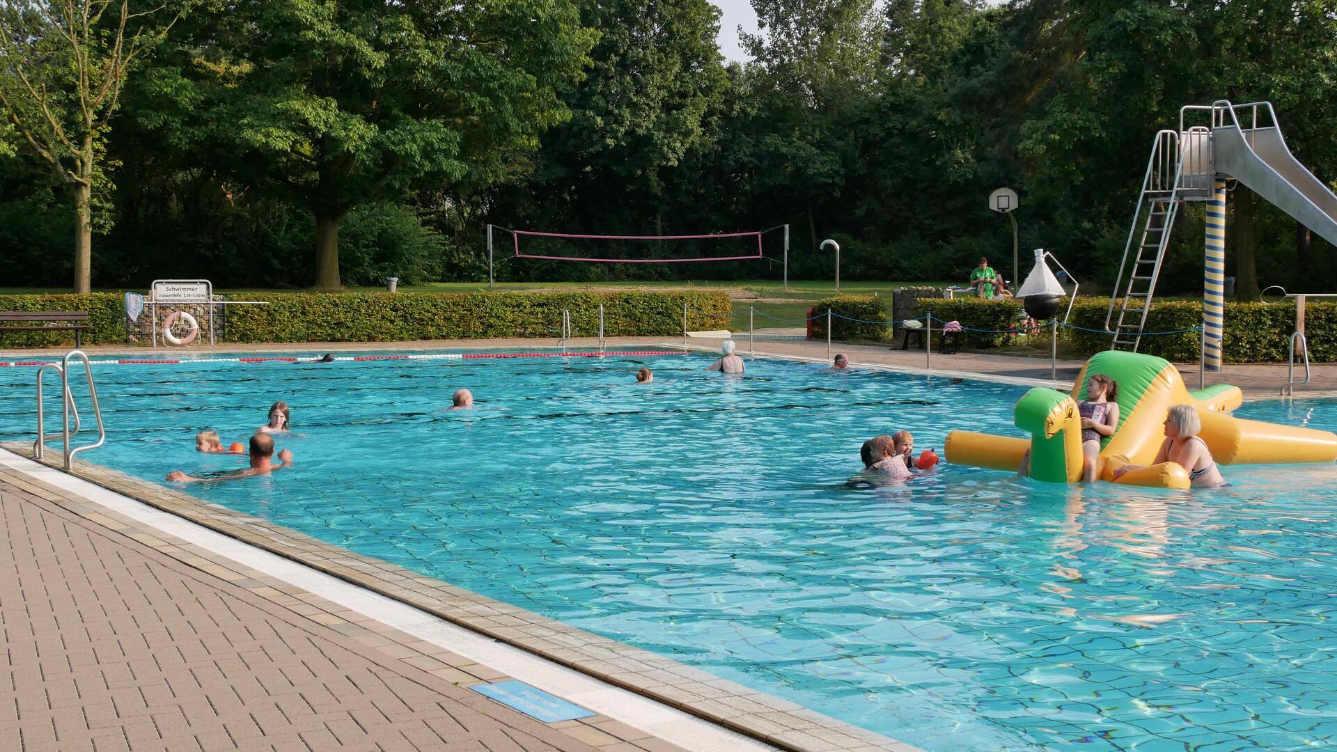 Baden wie in den 1970er Jahren: Nur der Schwimmdino, die Wasserrutsche und das Beachvolleyball-Feld sind neu - alles andere ist geblieben.