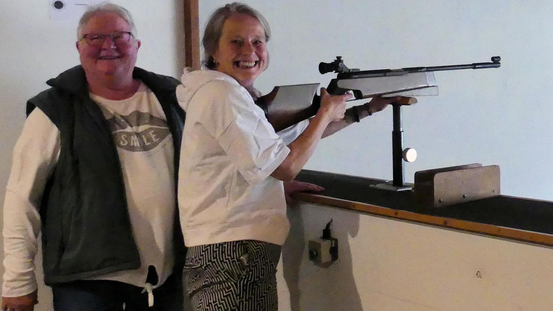 Bärbel Korff (links) und Sandra Albers beim Schießen auf den Holzadler.