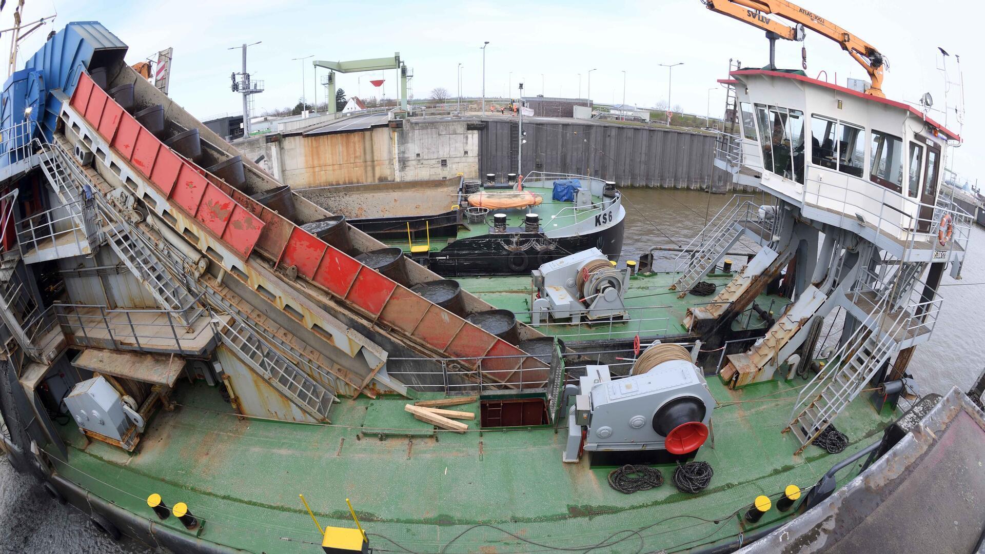 Baggerarbeiten in der Fischereihafenschleuse, große Kammerwerden durchgeführt -Bremenports29.3.21 Foto Scheer