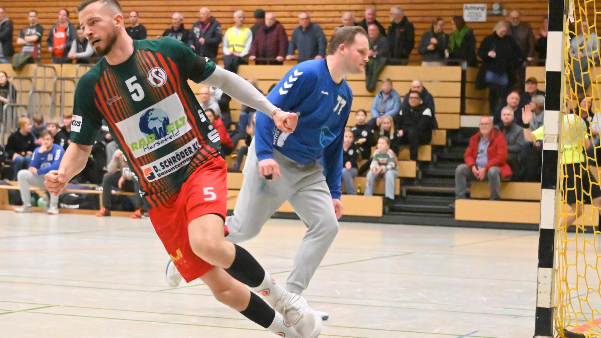 Ball im Tor, Lars von Kamp dreht jubelnd ab: 17 Tore machte der TSV-Linksaußen gestern Abend beim 45:32-Heimsieg des TSV Bremervörde gegen Aurich II. 