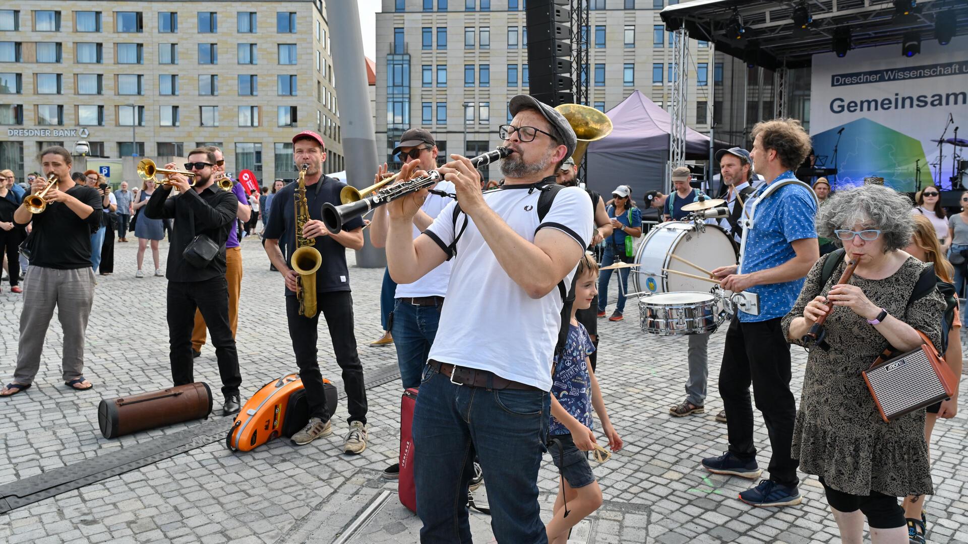 Banda Communale in Aktion in Dresden. Am 1. Juni ist die Gruppe beim „Bunten Fest der Demokratie“ in Scheeßel zu erleben. 