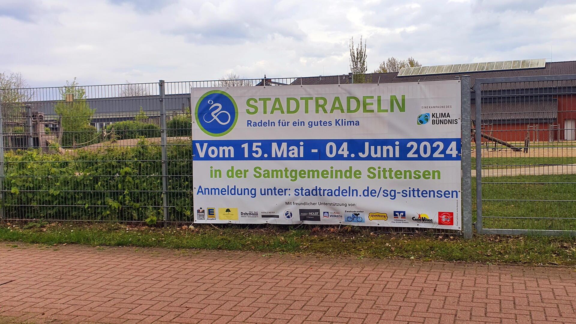 Banner und Plakate in der Börde Sittensen weisen auf die Aktion hin und rufen zum Mitmachen auf.