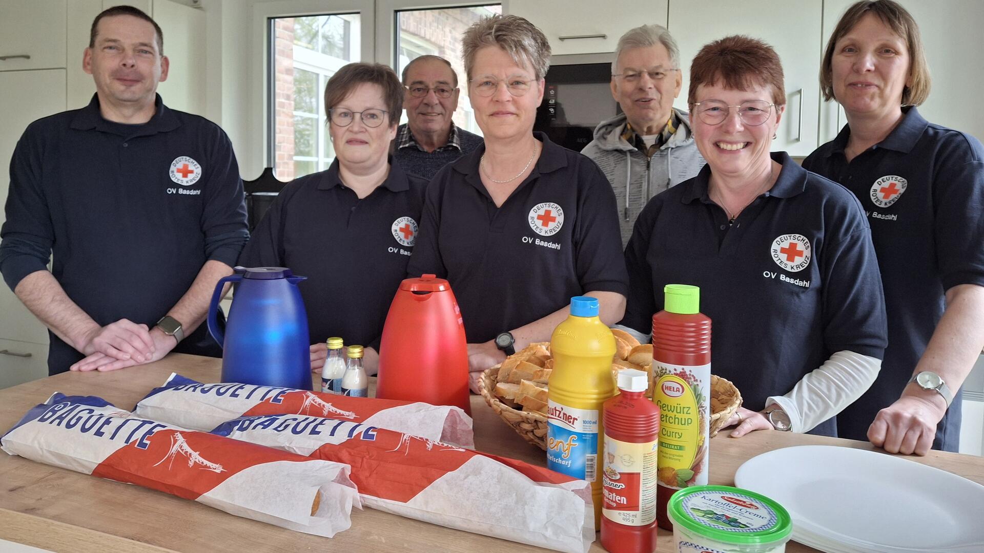 Basdahls DRK-Ortsvereinsvorsitzende Birte Niewöhner (Mitte) mit ihren Vorstandskollegen Volker Schulz (links) und Karin Wiebalk (Zweite von rechts) und den Helfern Corinna Hilken, Christoph Schnackenberg, Herbert Tietjen und Ulrike Kück (rechts) bei der Vorbereitungen des jüngsten Blutspendetermins am vergangenen Freitag, zu dem 48 Spendewillige erschienen (nicht im Bild: Schriftwartin Ulrike Meyer).