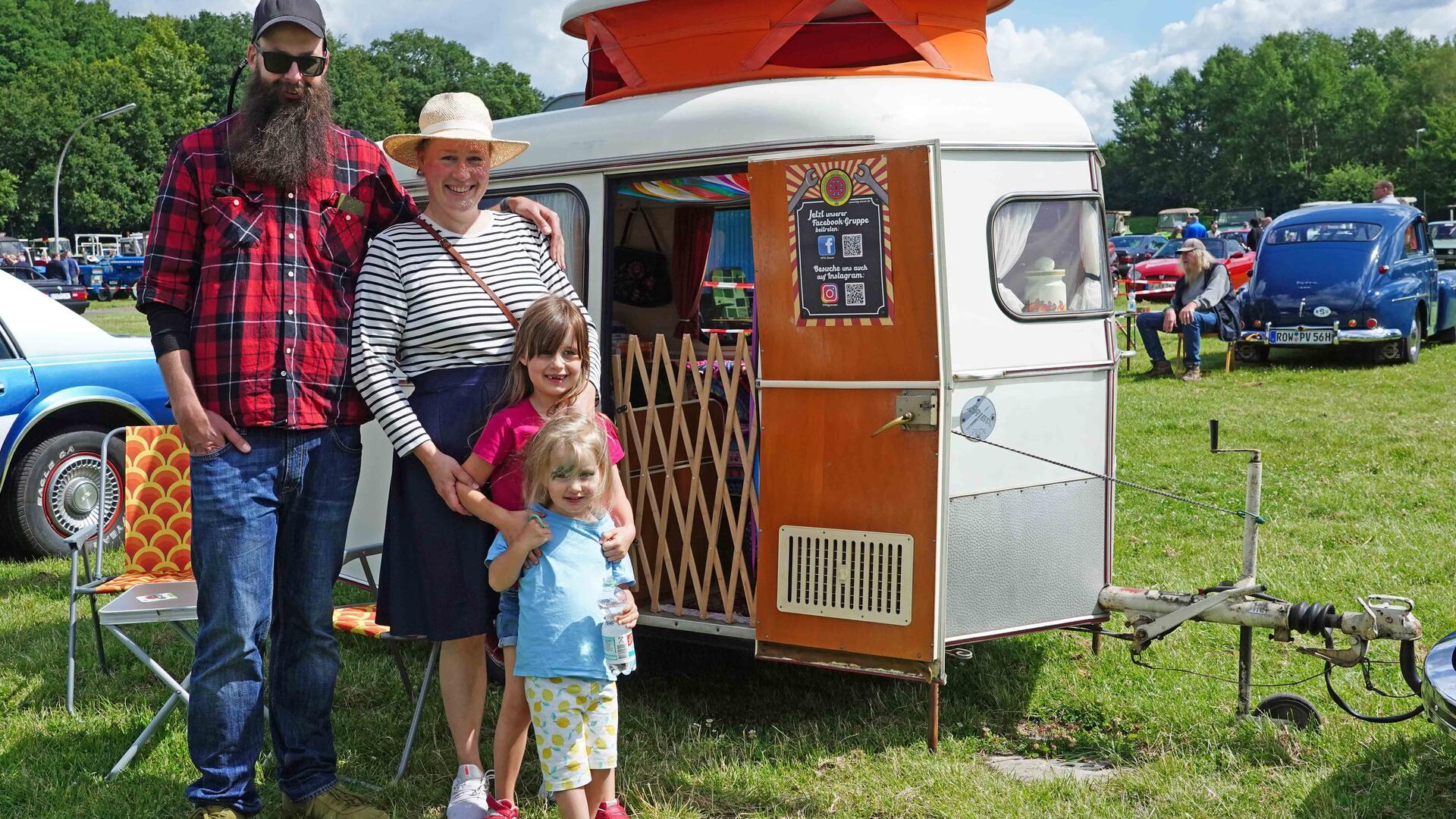 Bastian, Mareke und ihre Kinder Leevke und Famke haben sich spontan in den kleinen Camper verliebt.