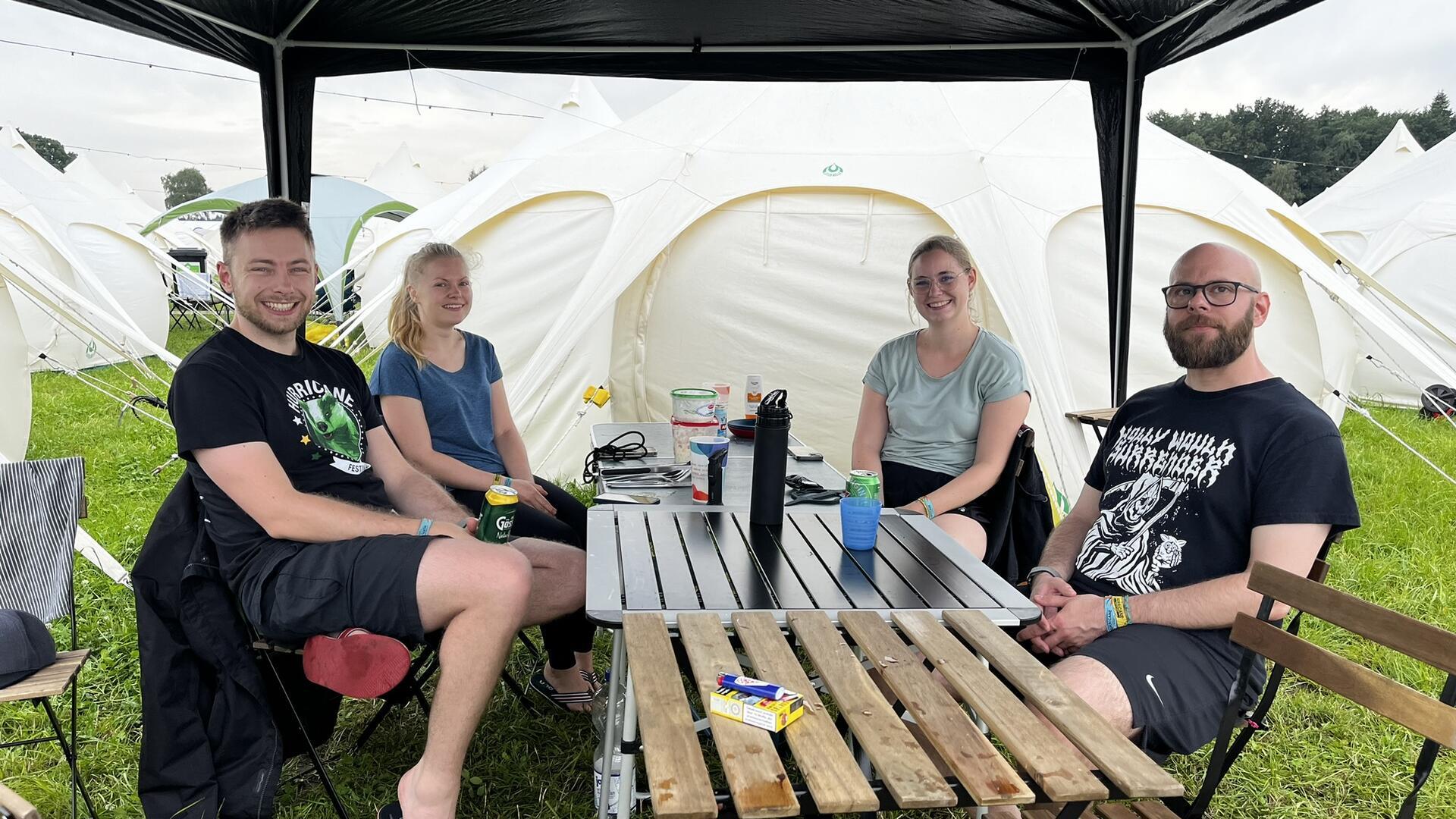 Vier Besucher des Hurricane Festivals auf dem Zeltplatz. 