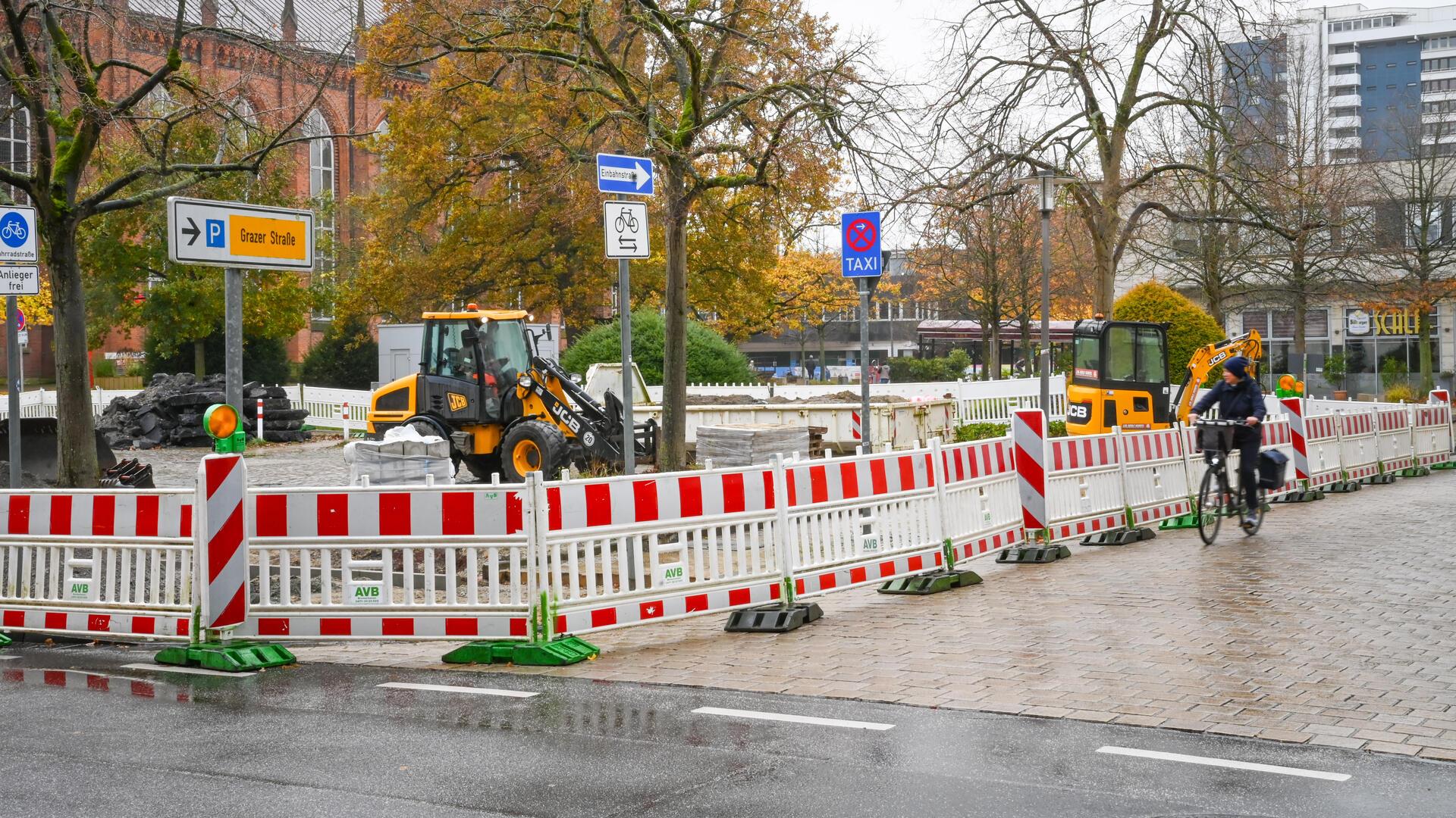 Bauarbeiten in der Innenstadt haben begonnen: Hinter der Großen Kirche wird der Park/Spielplatz Prager Straße gebaut, Parkplätze werden dafür weggenommen. 