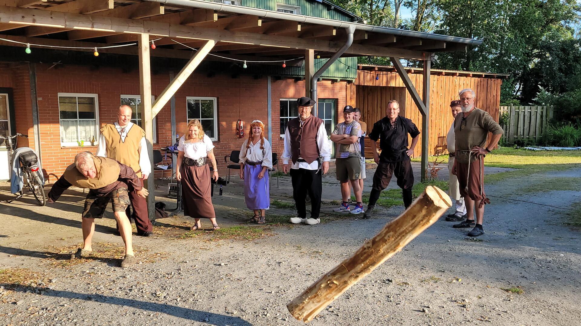 Baumstamm-Weitwurf ist eine Disziplin beim Dreikampf, der am 10. August in Mulsum ausgetragen wird. Die Mannschaft aus dem Lewinger Viertel trainiert schon mal in ihren Wettkampf-Gewändern.