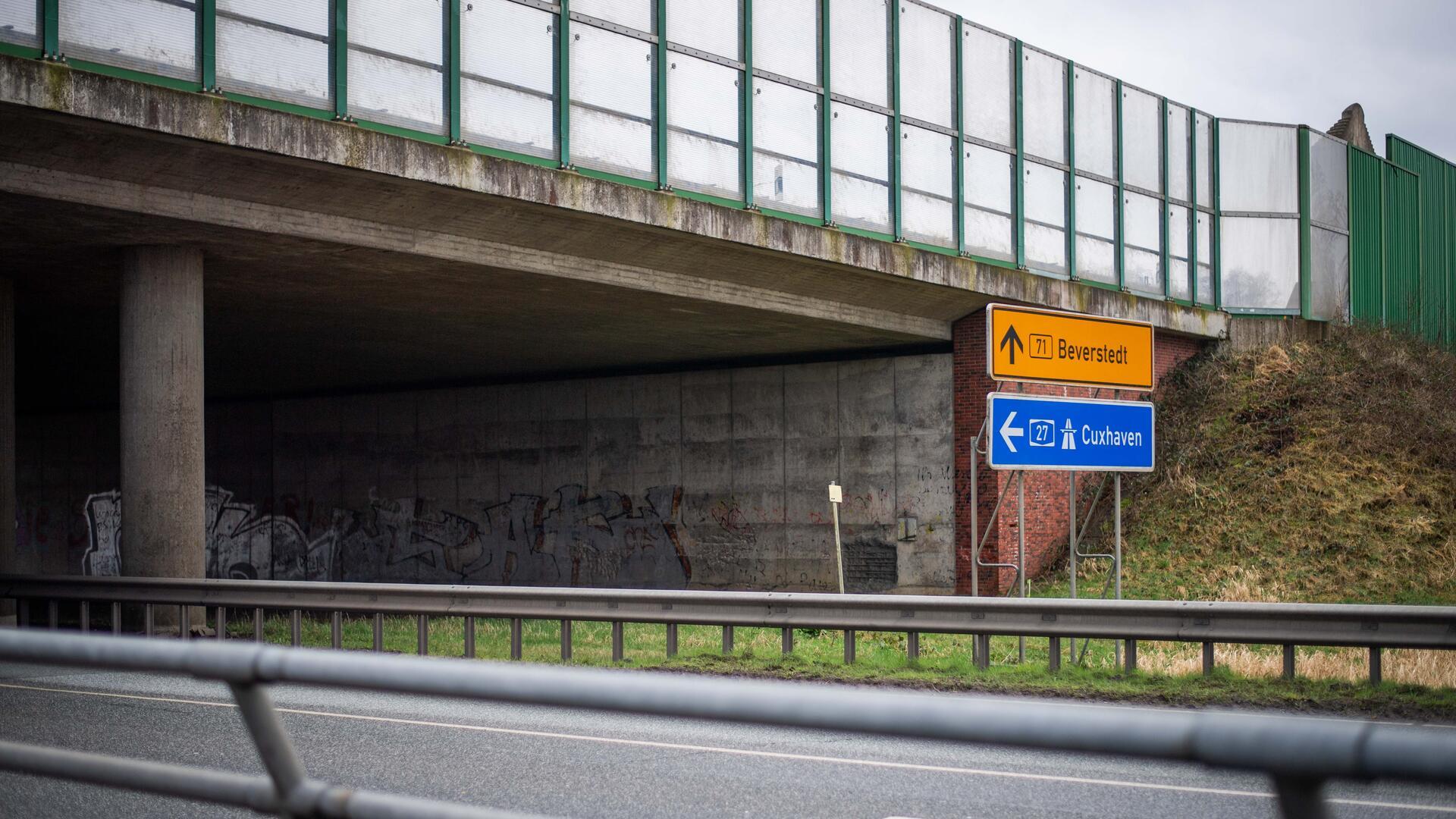 Baustopp auf der A27: Wegen hohem Grundwasser kann der Abriss der alten Brückenfundamente bei Bremerhaven-Wulsdorf erst nach Absenkung starten.