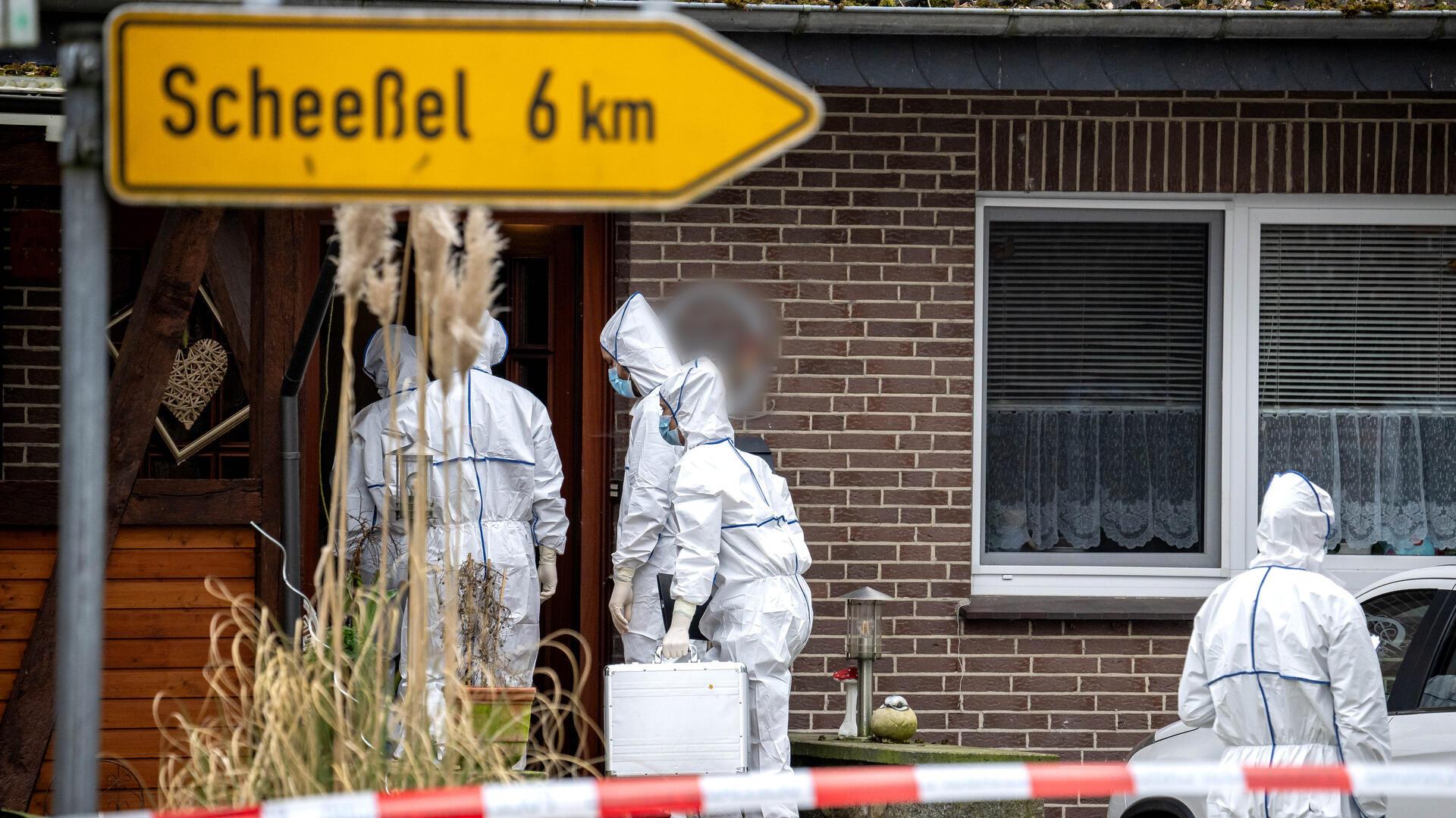 Beamte der Spurensicherung gehen zu einem Einfamilienhaus in der Gemeinde Scheeßel. Ein Bundeswehrsoldat steht im Verdacht, vier Menschen im Landkreis Rotenburg erschossen zu haben. Unter den Toten ist auch ein Kind.