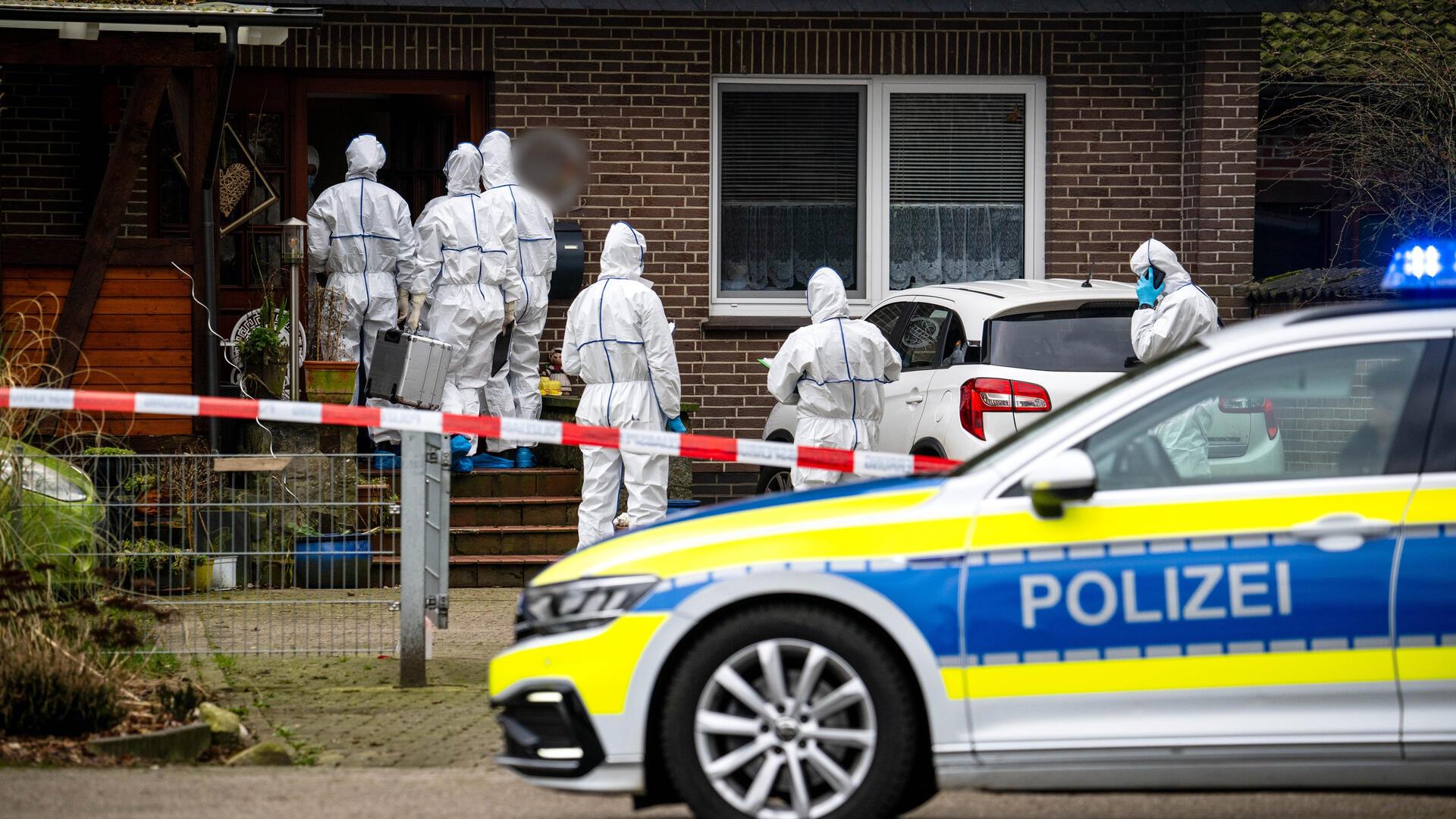 Beamte der Spurensicherung gehen zu einem Einfamilienhaus in der Gemeinde Scheeßel. Ein Bundeswehrsoldat steht im Verdacht, vier Menschen im niedersächsischen Landkreis Rotenburg (Wümme) erschossen zu haben.