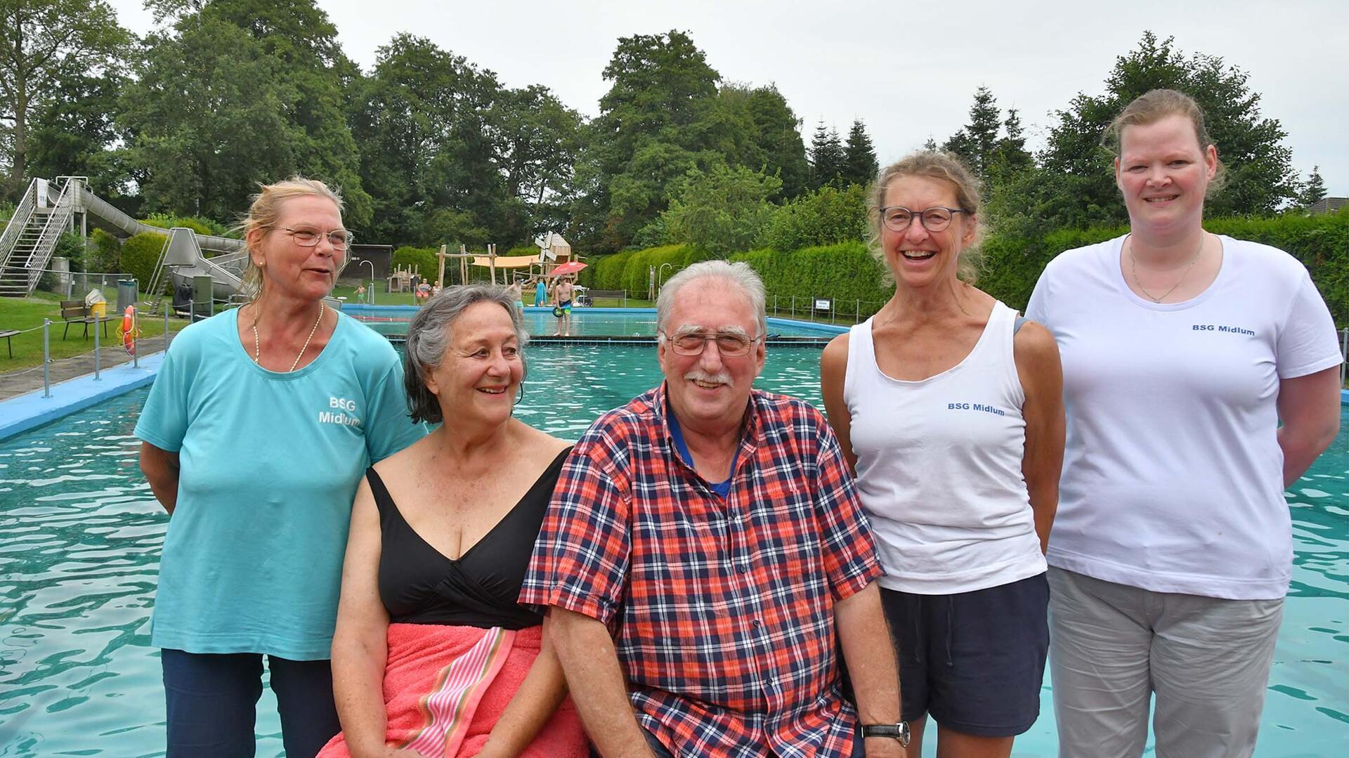 Beate Diercks, die Schwimmgäste Mara und Jürgen Itjen, Anne Reyer und Mania Wulff genießen das schöne Wetter im Midlumer Quellwasserfreibad (von links).