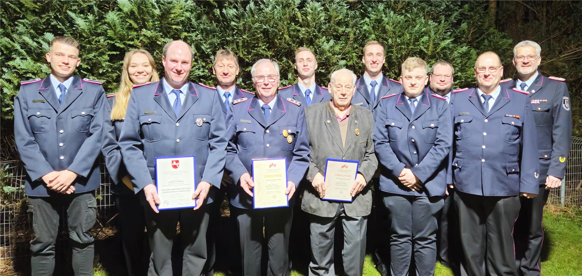 Beförderungen und Ehrungen wurden bei der Freiwilligen Feuerwehr Heinschenwalde ausgesprochen. 