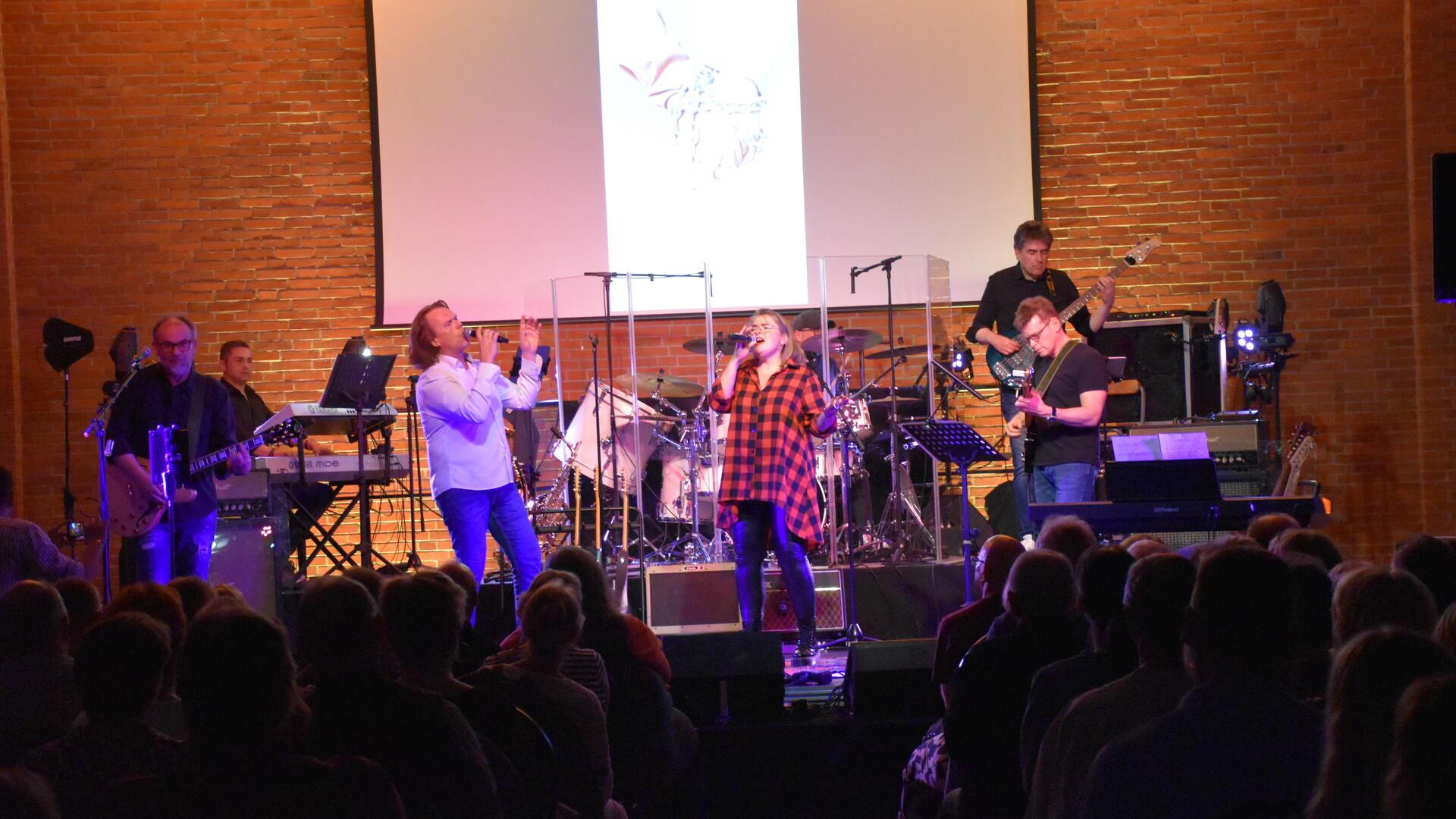 Begegnung auf Augenhöhe: Jörg Windhorst und Sarah Debusmann eröffneten den zweiten Teil von Lyrics are Poems mit "Woman in Chains von Tears for Fears in der Feldhofhalle Beverstedt. 