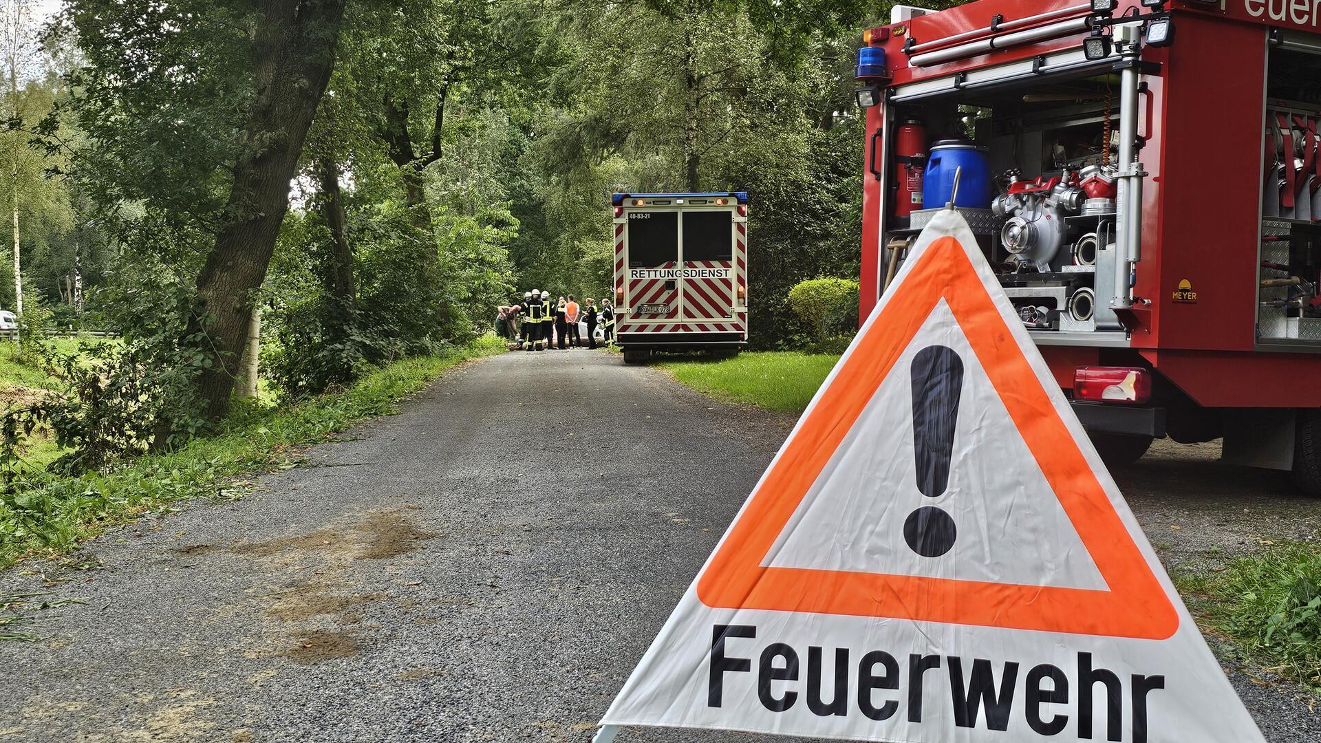 Bei Baumfällarbeiten zog sich am Donnerstag ein Mann in Langenhausen Verletzungen zu.