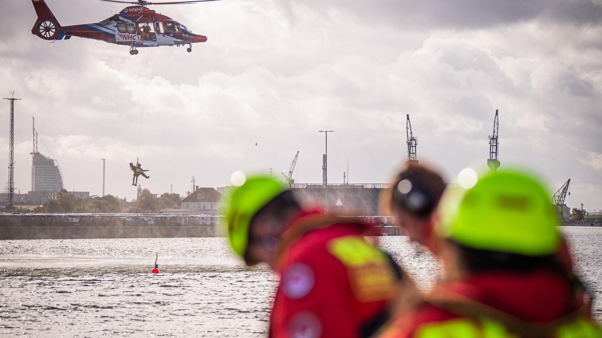 Hubschrauber über dem Hafenbecken. 