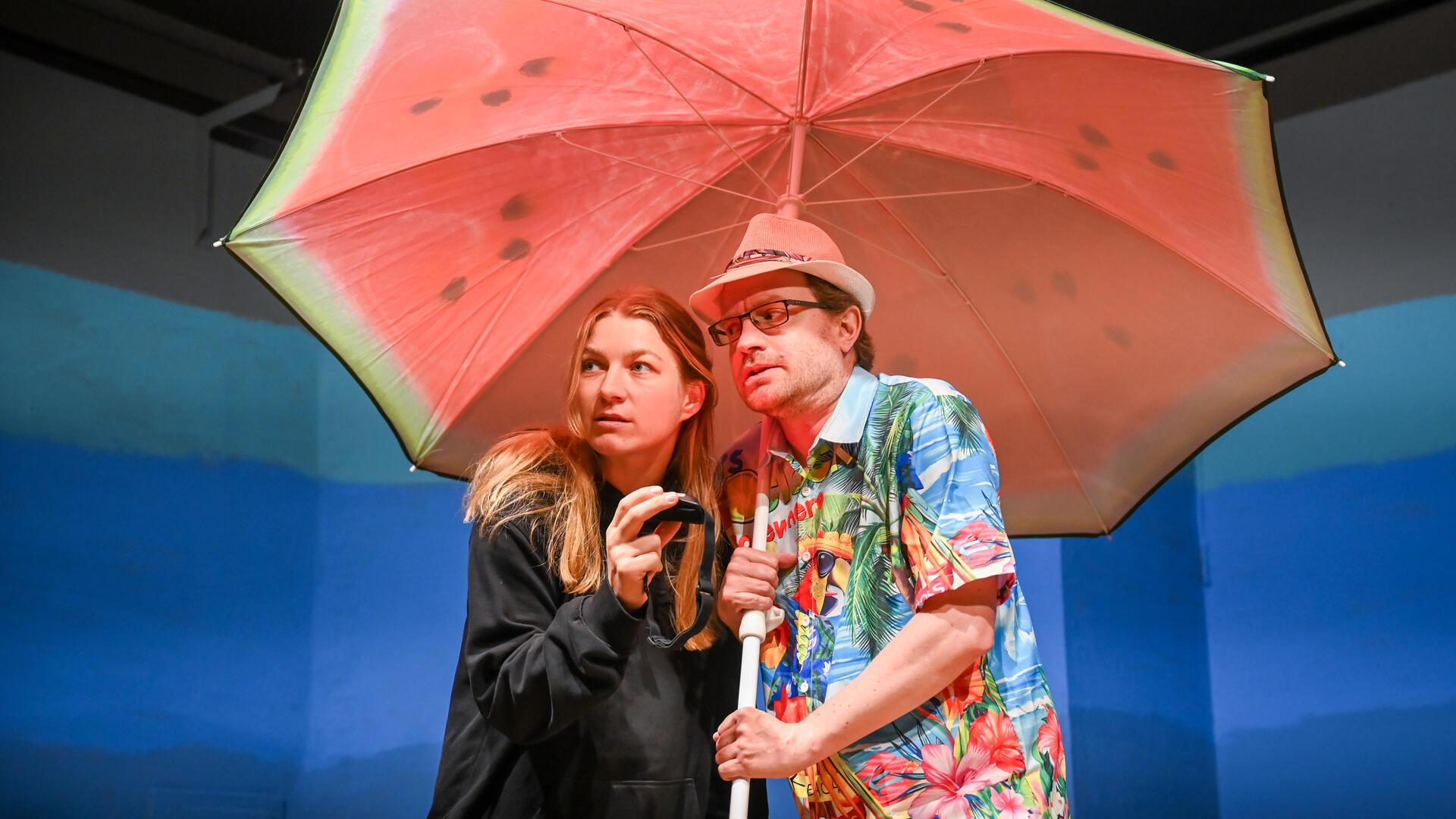 Bei „Talk am Strand“ treffen sich eine Wissenschaftlerin (Elena Hollender) und der Moderator einer TV Talk-Show (Stefan Wilde) in einem Fernsehstudio.