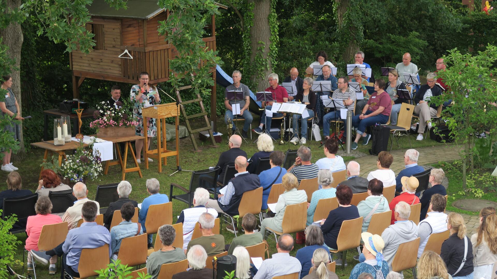 Bei bestem Sommerwetter und in beschwingter Atmosphäre begrüßte das Team des Hospizes Menschen aus der gesamten Region mit Kaffee und Kuchen, den die Landfrauen Bremervörde gebacken hatten, mit Bratwurst und einer großen Tombola.