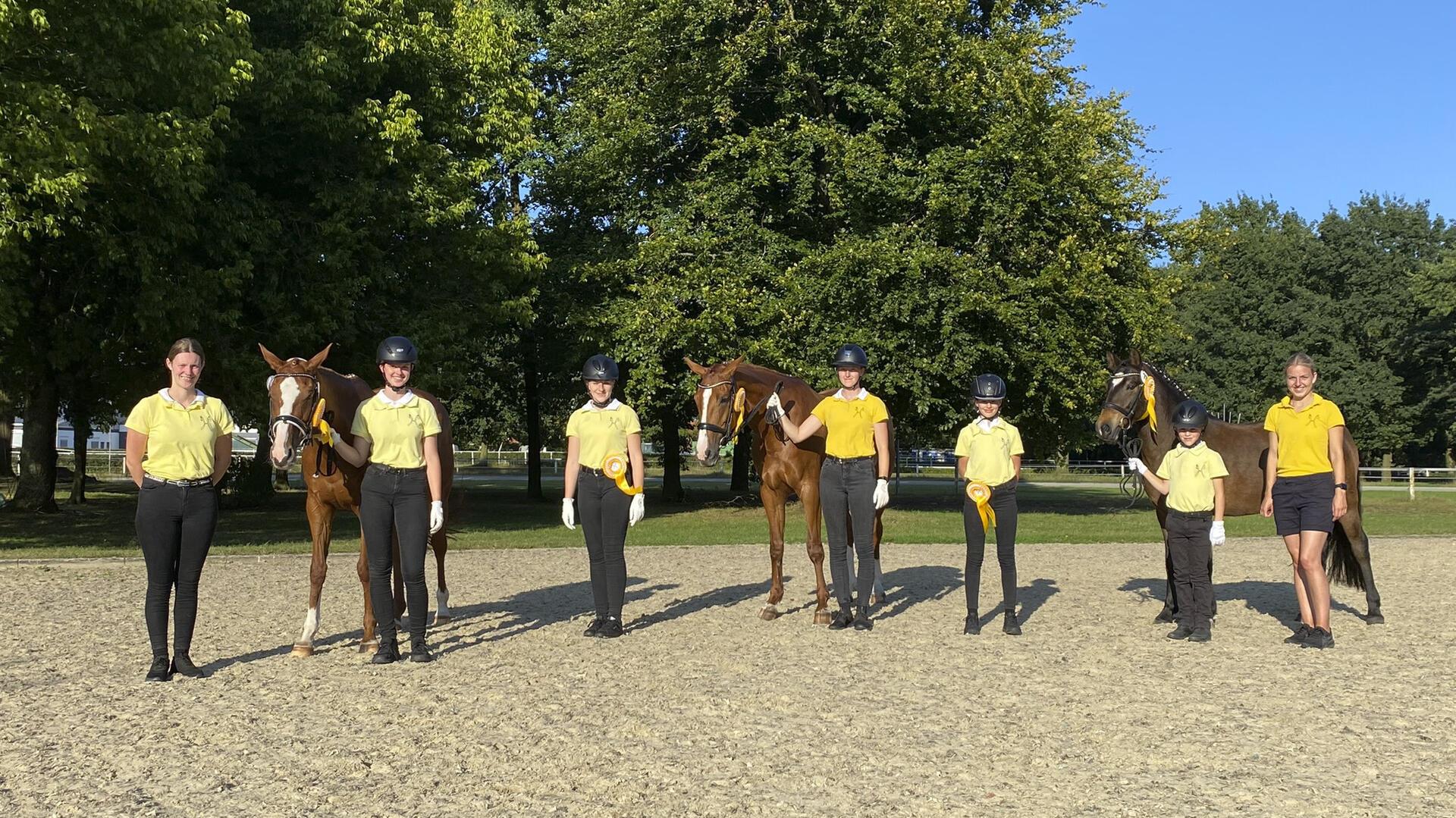 Bei bestem Wetter feierten die Jungzüchter des PZV Bremervörde tolle Erfolge: (von links) Jugendsprecherin Bea Kattau, Lea Borgfeldt mit "Königin Artemis", Celina Lafrenz, Laura-Marie Stelling mit "Lelima", Amalia Grotheer, Marten Ehrichs mit "Hove's Piko" und Jugendsprecherin Jana Ehrichs.