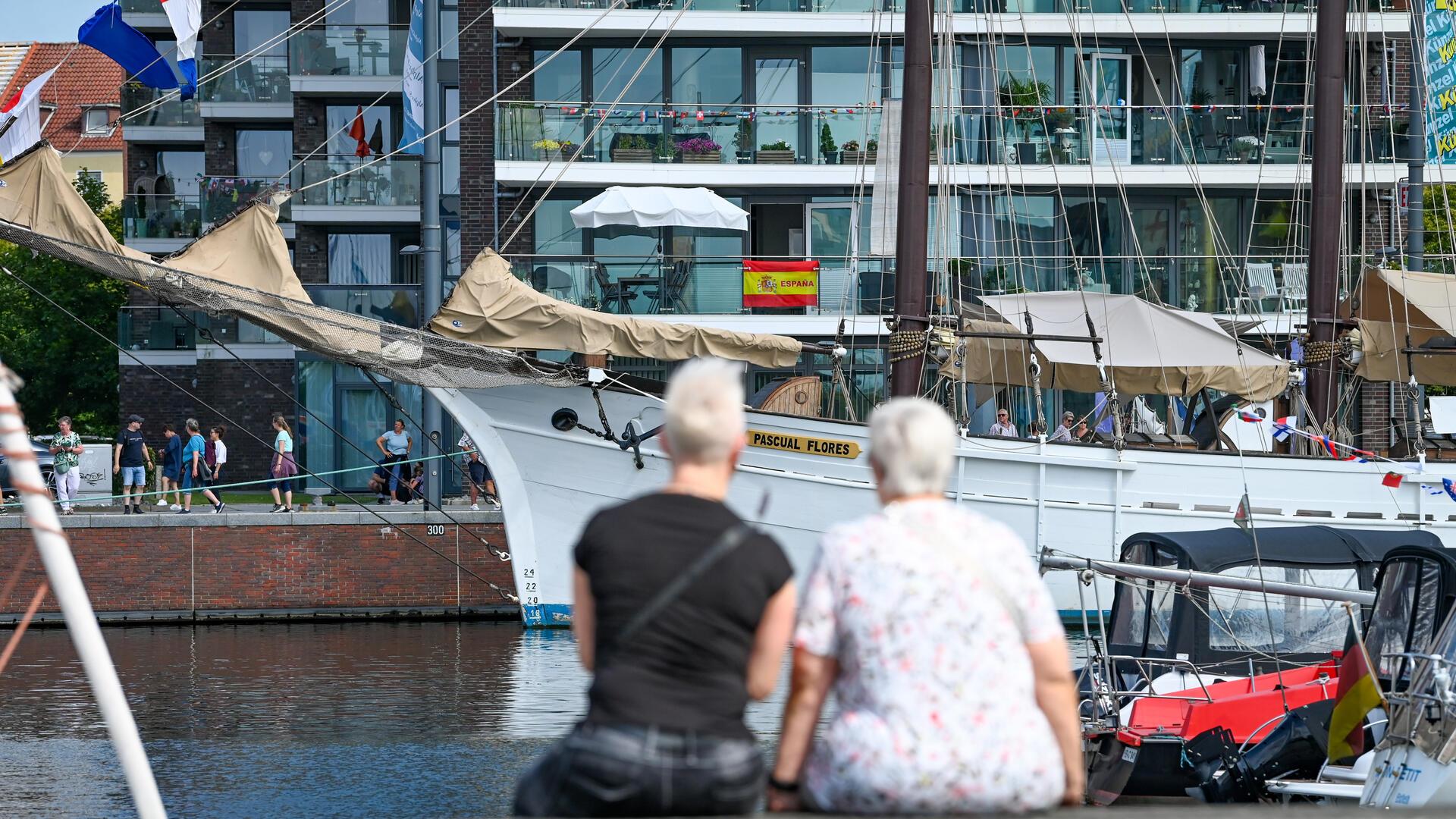 Zwei Frauen sitzen am Hafen.