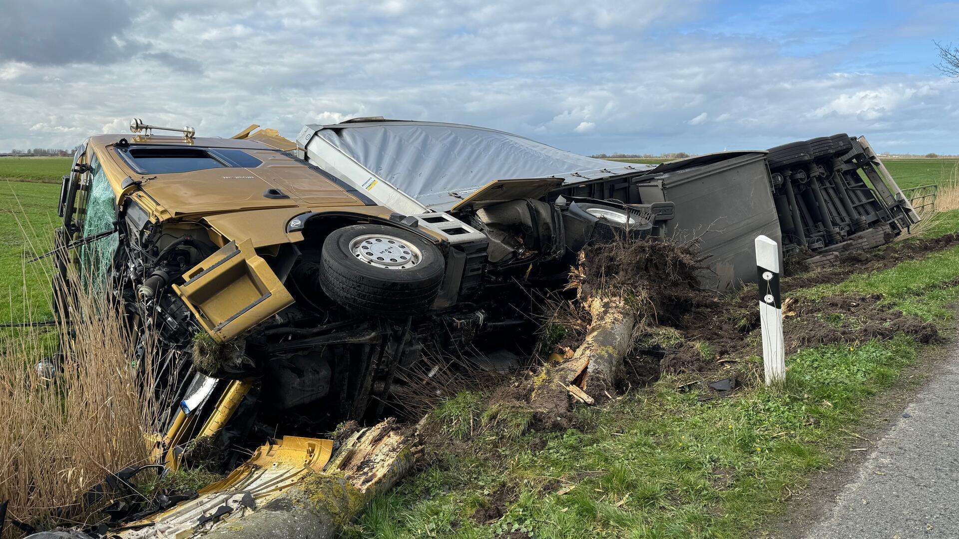 Bei dem Unfall geriet der Lkw gegen einen Baum und rutschte dann in den Graben. Die genaue Unfallursache und die Schadenshöhe ermittelt die Polizei.