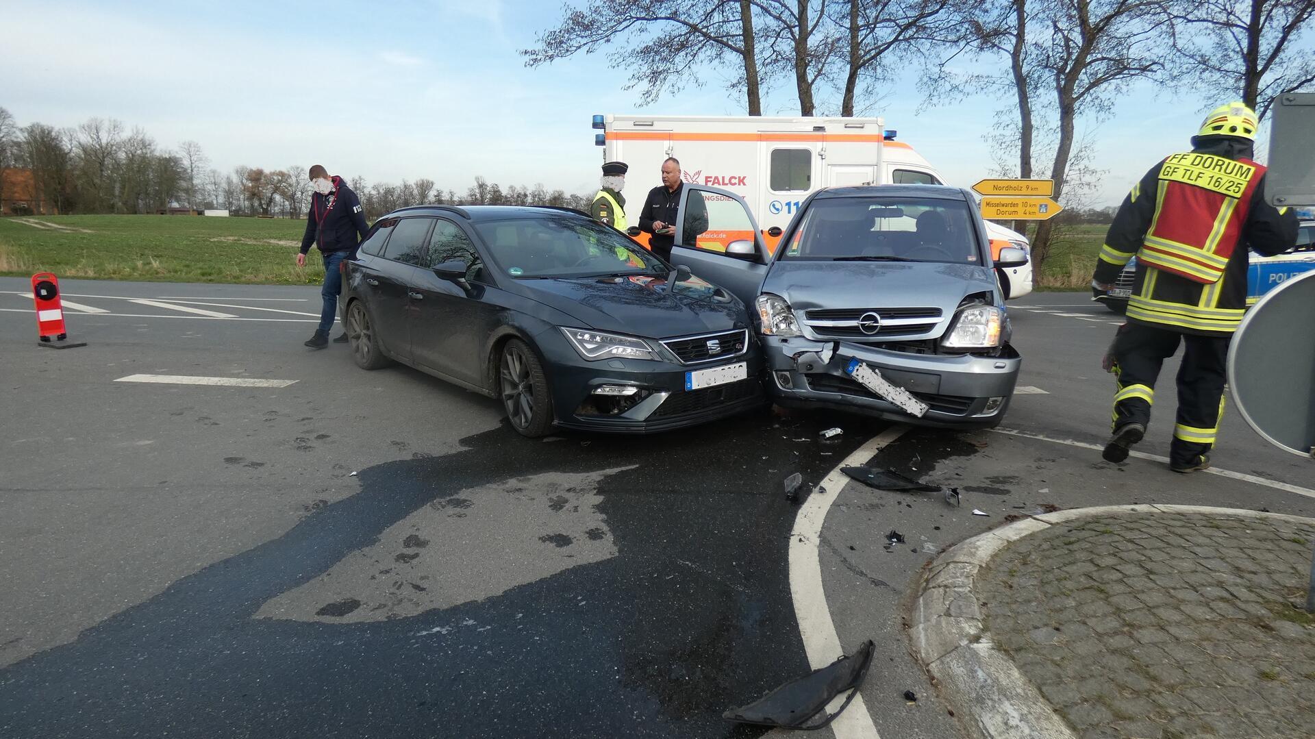 Bei dem Verkehrsunfall wurden zwei Personen verletzt.