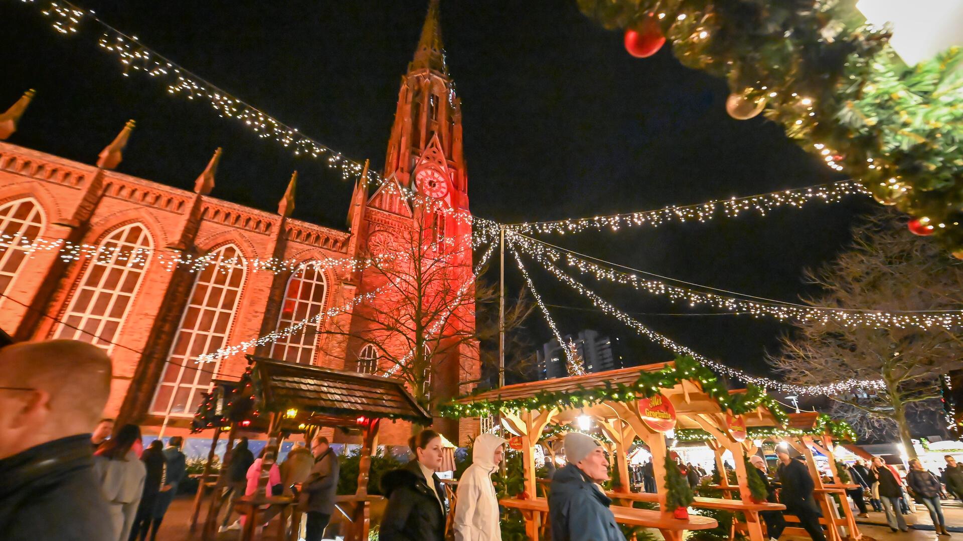 Menschen auf einem Weihnachtsmarkt.