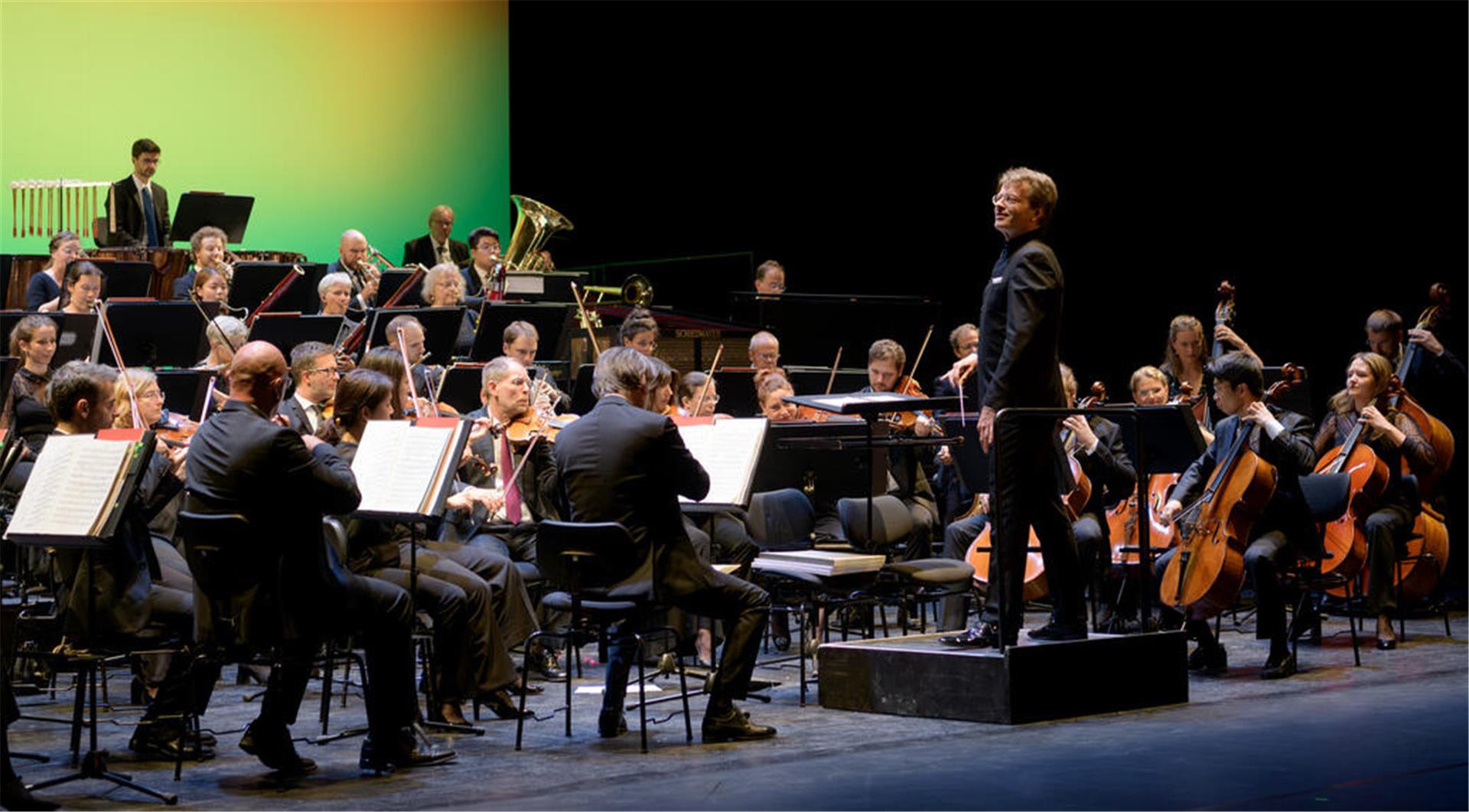 Bei der Eröffnungsgala glänzte das Philharmonische Orchester unter Generalmusikdirektor Marc Niemann. Diesen Erfolg sehen zwei Verbände bedroht.