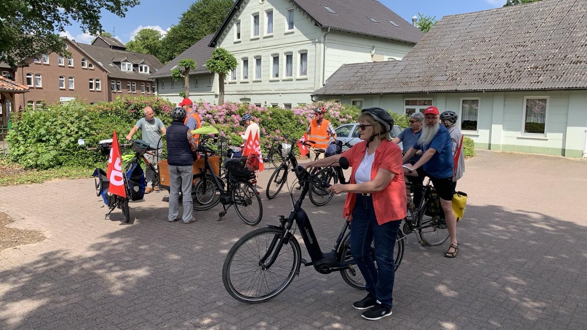 Eine Gruppe Fahrradfahrer versammelt sich