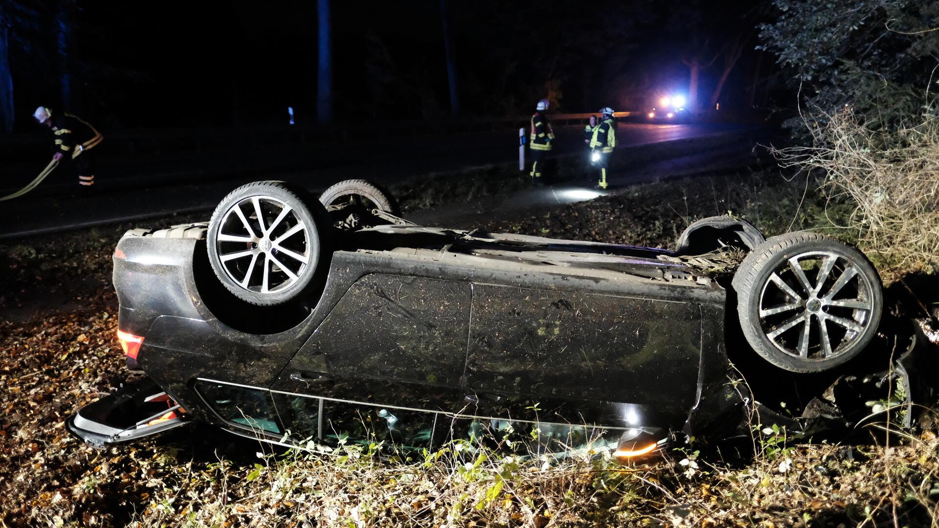 Bei der Kollision mit dem Hirsch überschlug sich das Auto der 19-Jährigen und landete auf dem Dach.