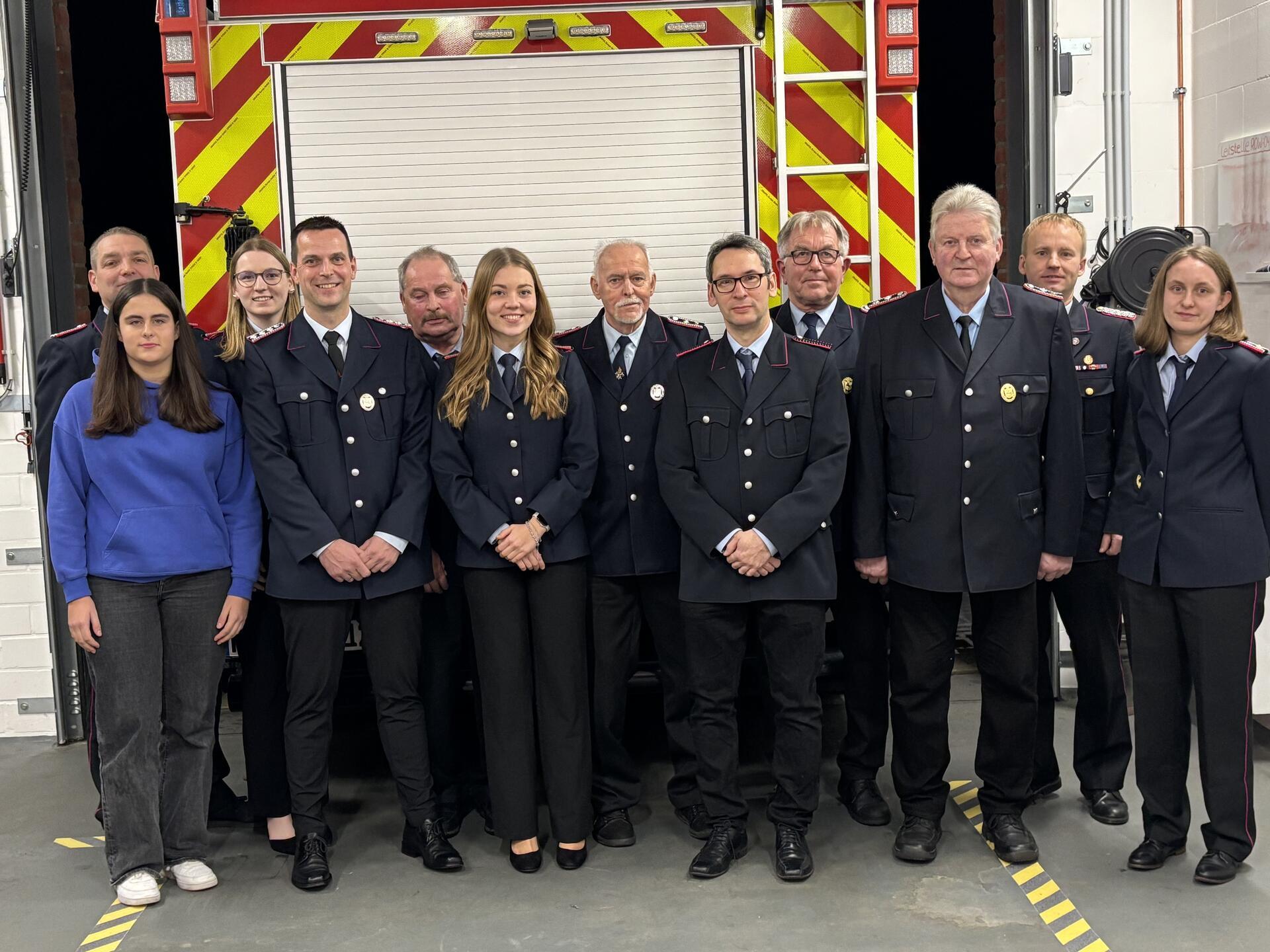 Feuerwehrleute stellen sich zu einem Foto auf.