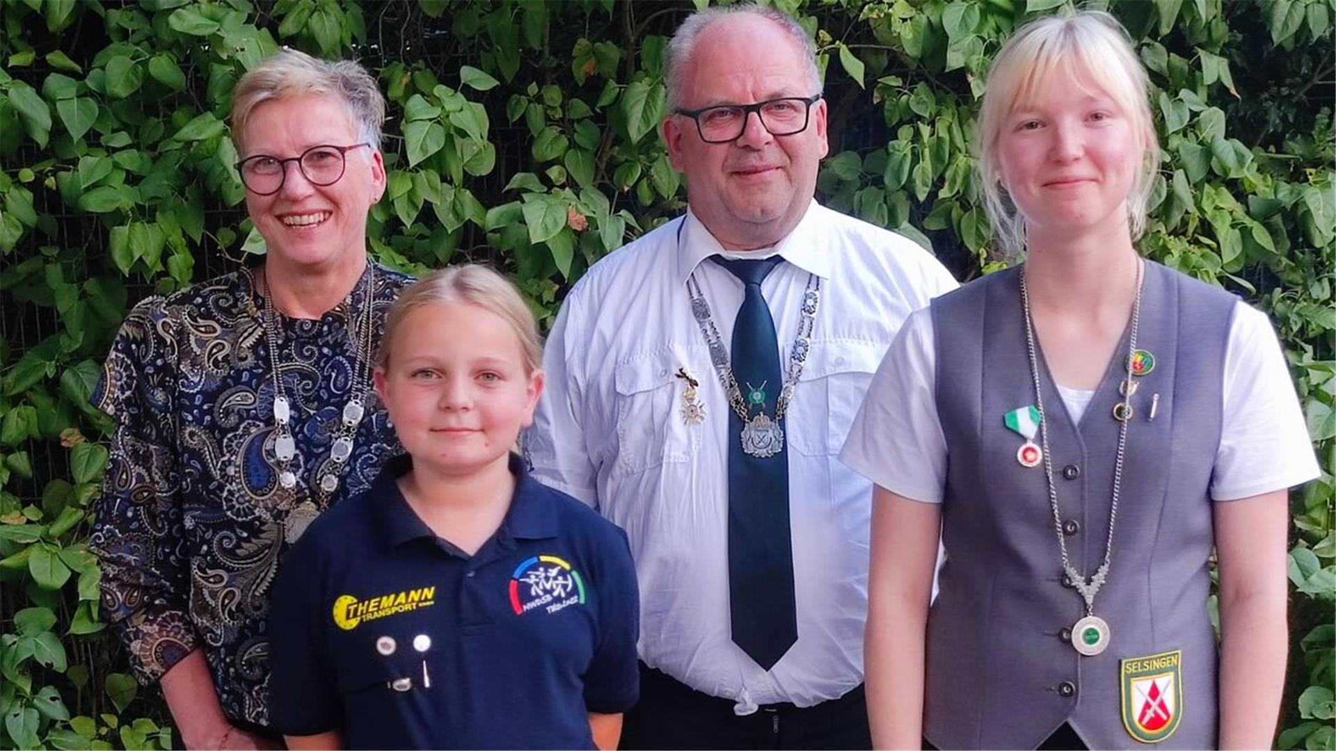 Bei der Schützenfest-Nachfeier in Selsingen wurden die neuen Vizemajestäten Gudrun Mai (von links), Mila Pape, Bernd Schröder und Anna-Lena Buck gekrönt.